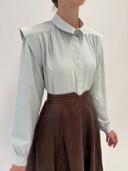 Cămașa vintage în croi elaborat cu umeri accentuați în culoare pudrată