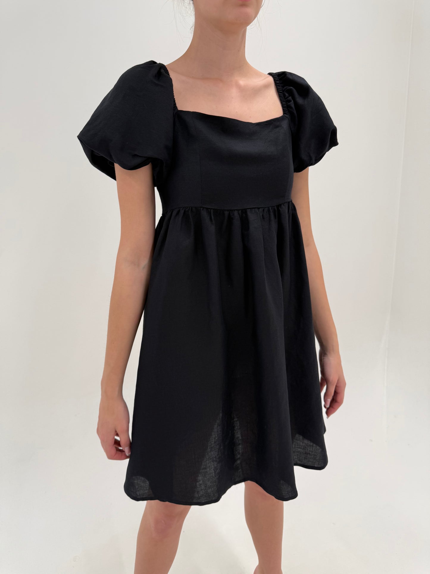 Rochie neagră din in cu umeri bufanți în croi super vaporos și talie empire
