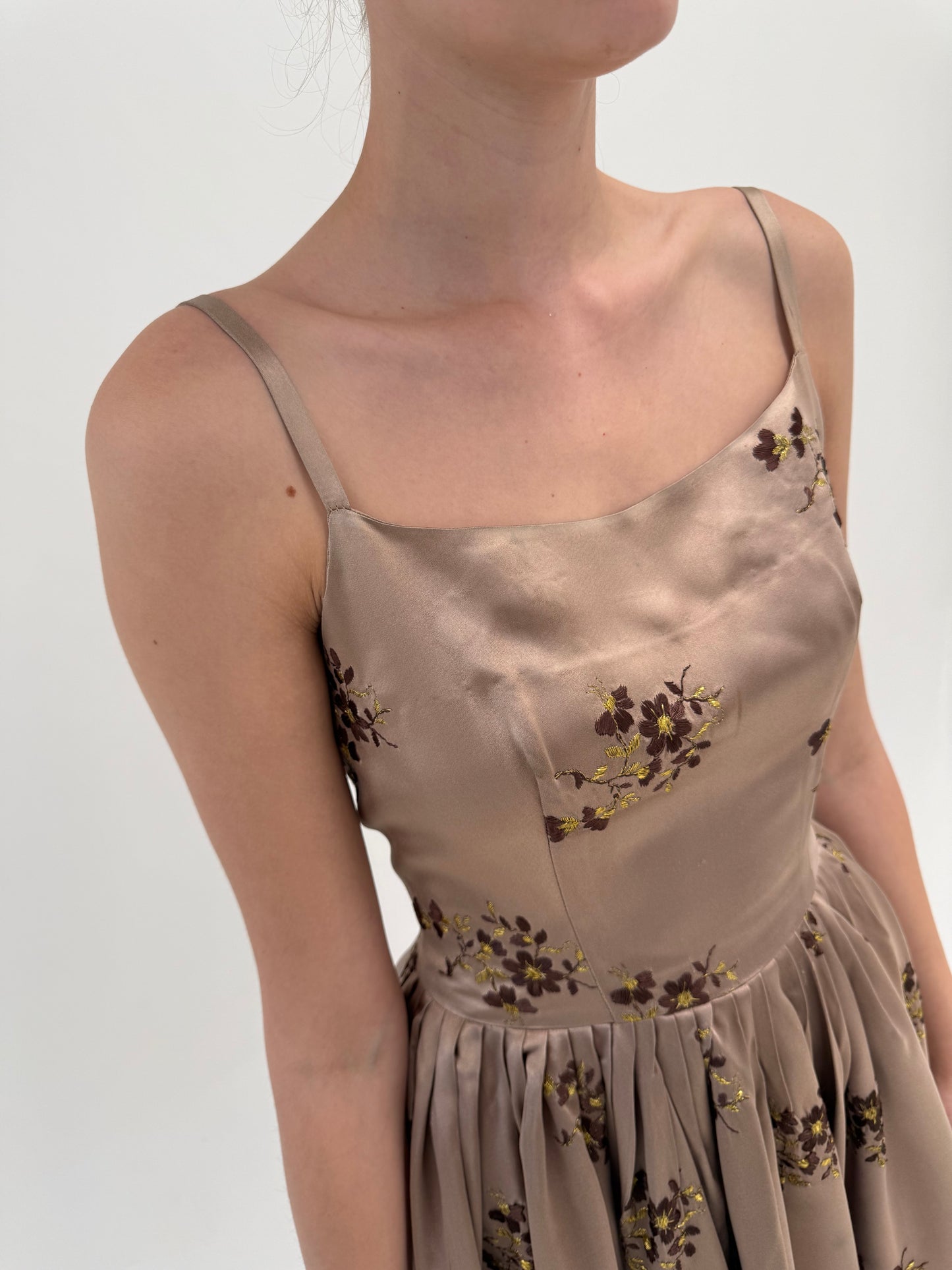 Rochie vintage anii 50 soft bronze integral brodată cu corsaj din twill de mătase naturală