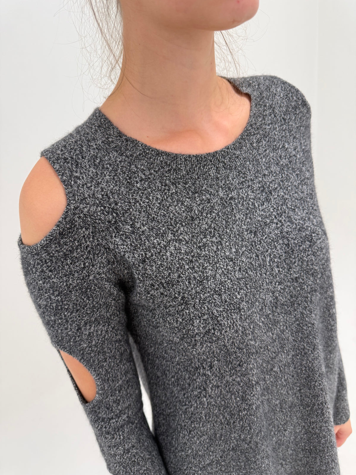 Pulover din cașmir melanj charcoal cu decupaje sculpturale și umeri cold shoulder