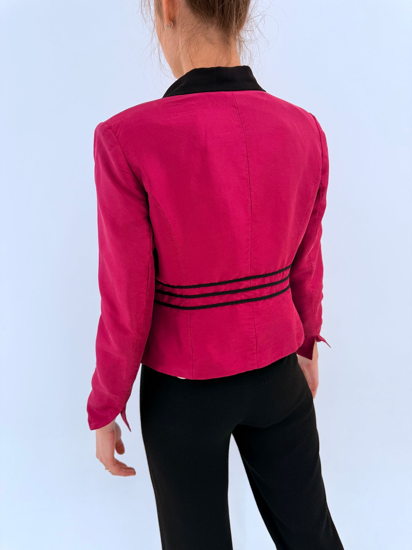 Sacou cambrat fucsia din mătase naturală cu talie ușor reglabilă