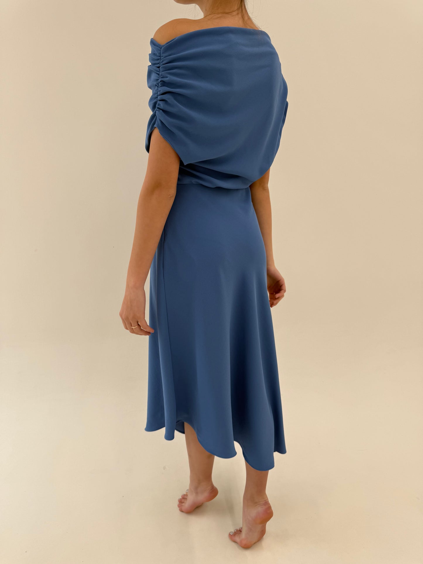 Rochie dusty Blue în croi drapat cu fusta în bie și talie ultra înaltă