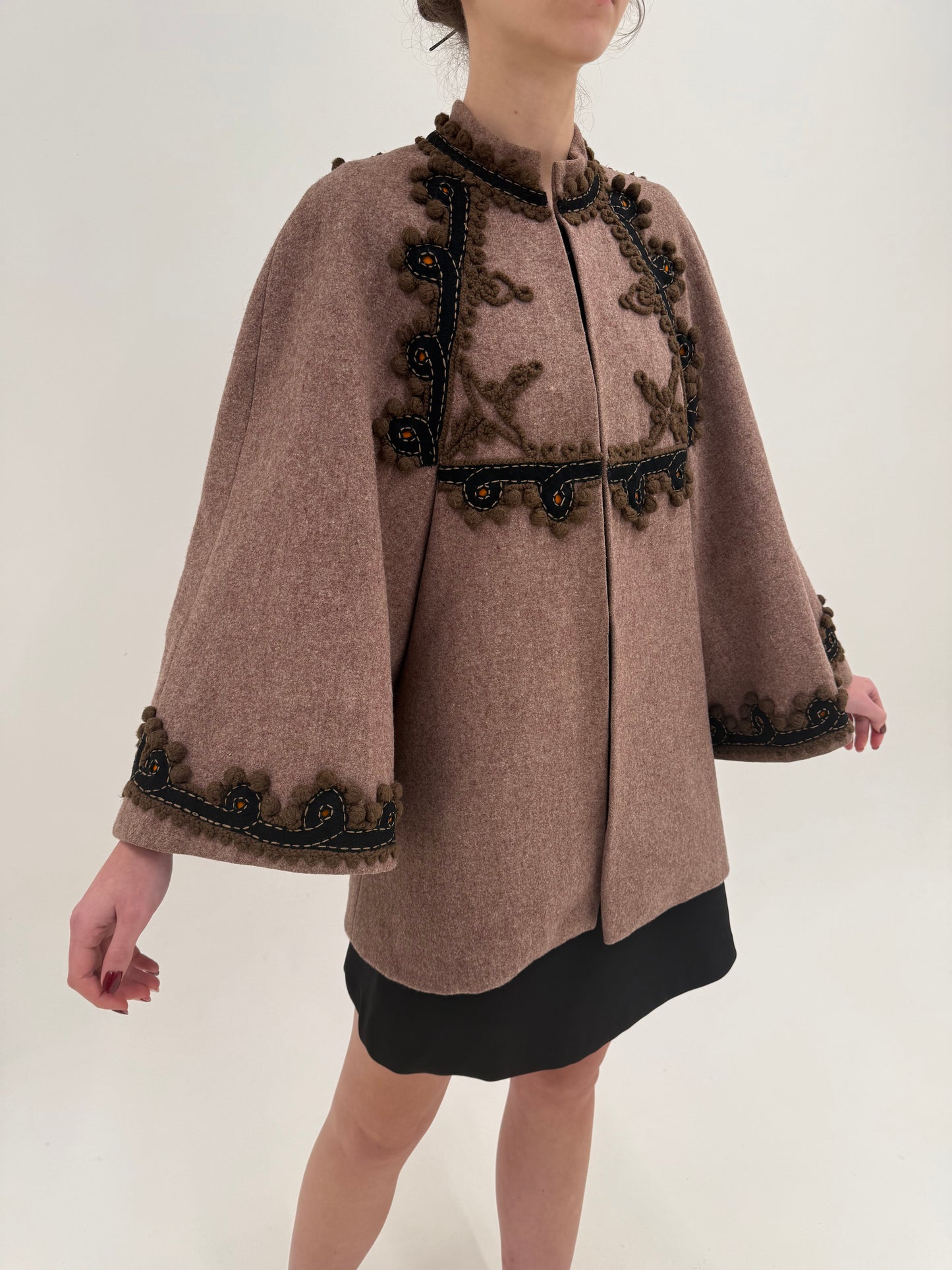 Palton tip capa din lana structurată taupe brown cu broderie manuală 3D