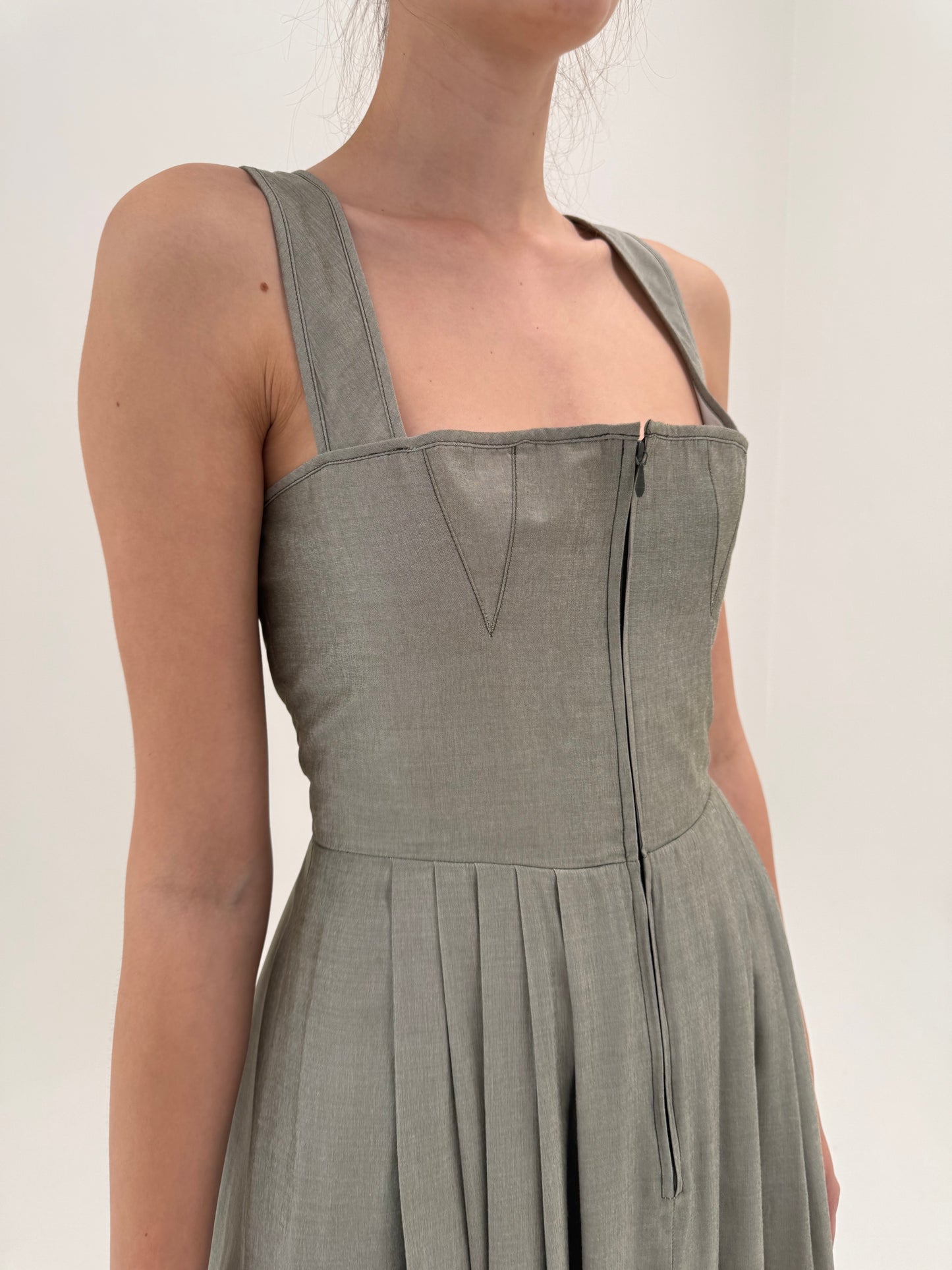 Rochie maxi cu corsaj și buzunare Sage green din panzica extrem de fină