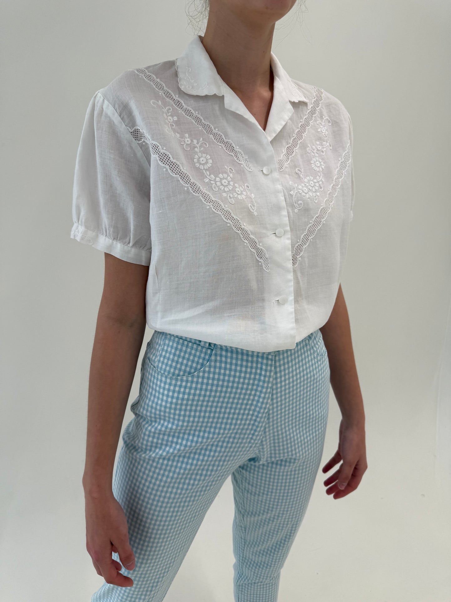 Cămașa vintage din in cu broderie manuala excepțională