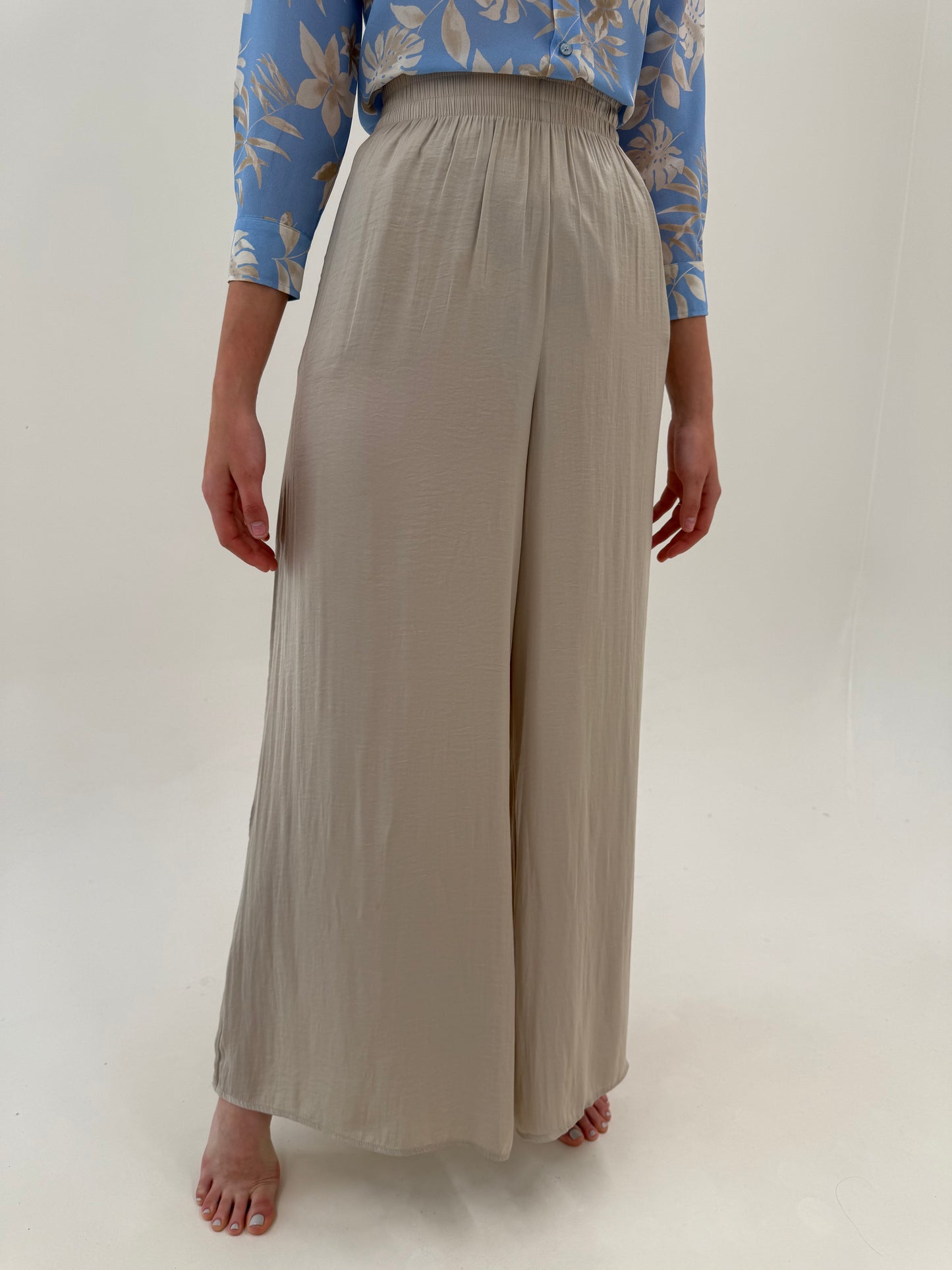 Pantaloni palazzo sand nude ușor satinați cu talie ultra înaltă elastică super ampli