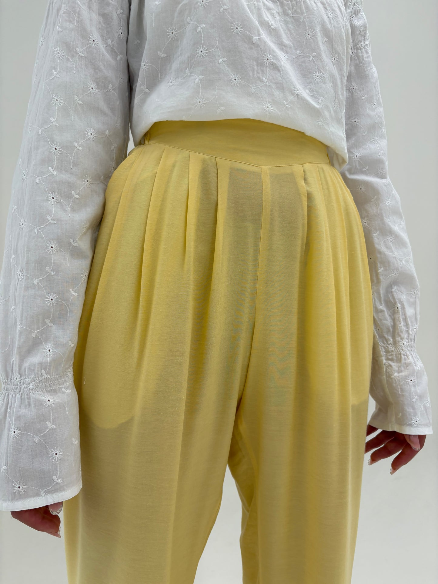Pantaloni super vaporoși de vară drapați butter yellow cu talie ultra înaltă