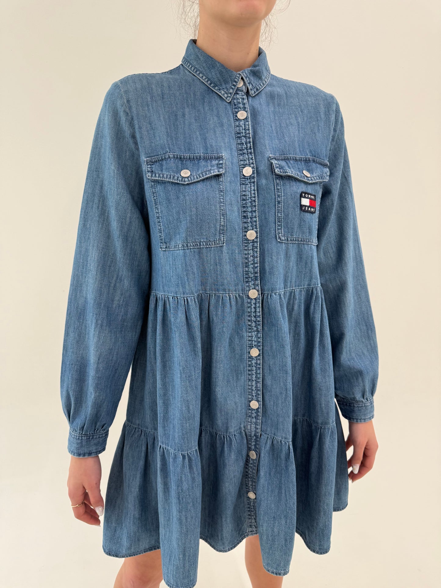 Rochie Tommy Hilfiger din jeans subțire în croi lejer