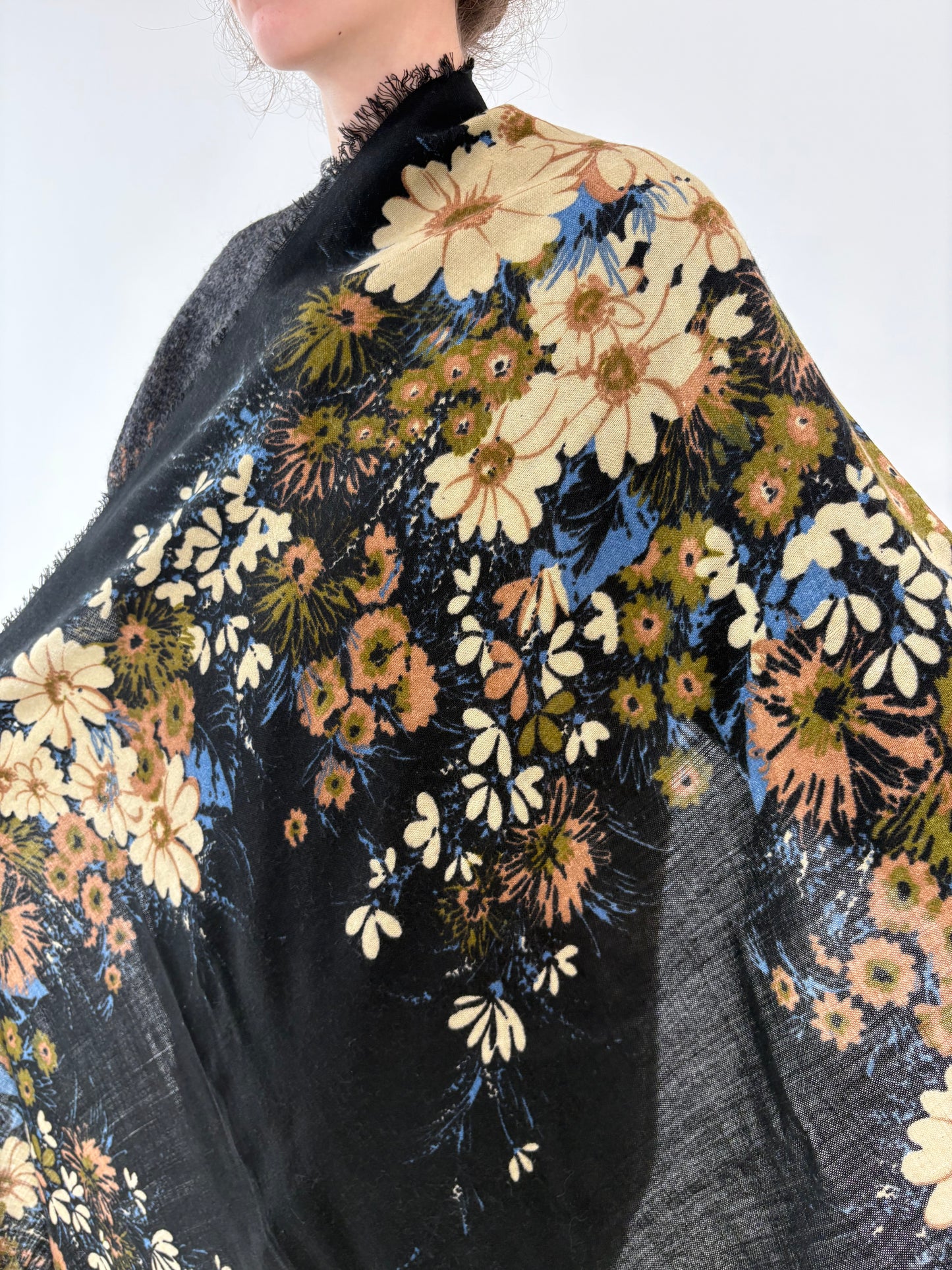 Eșarfă XXXXL neagră cu print floral superb din lana extrafina