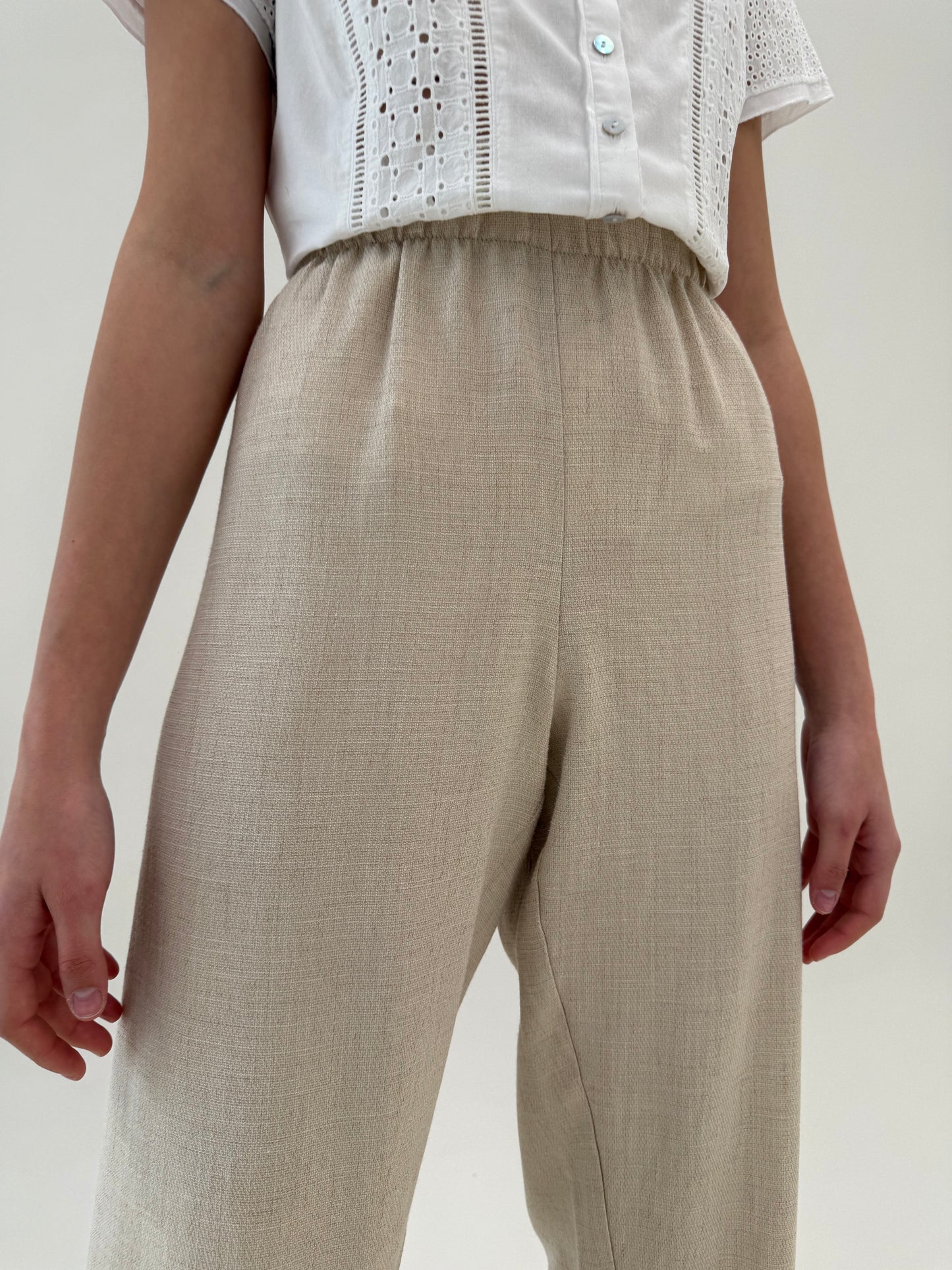 Pantaloni nude din pânză cu talie ultra înaltă elastică in croi casual