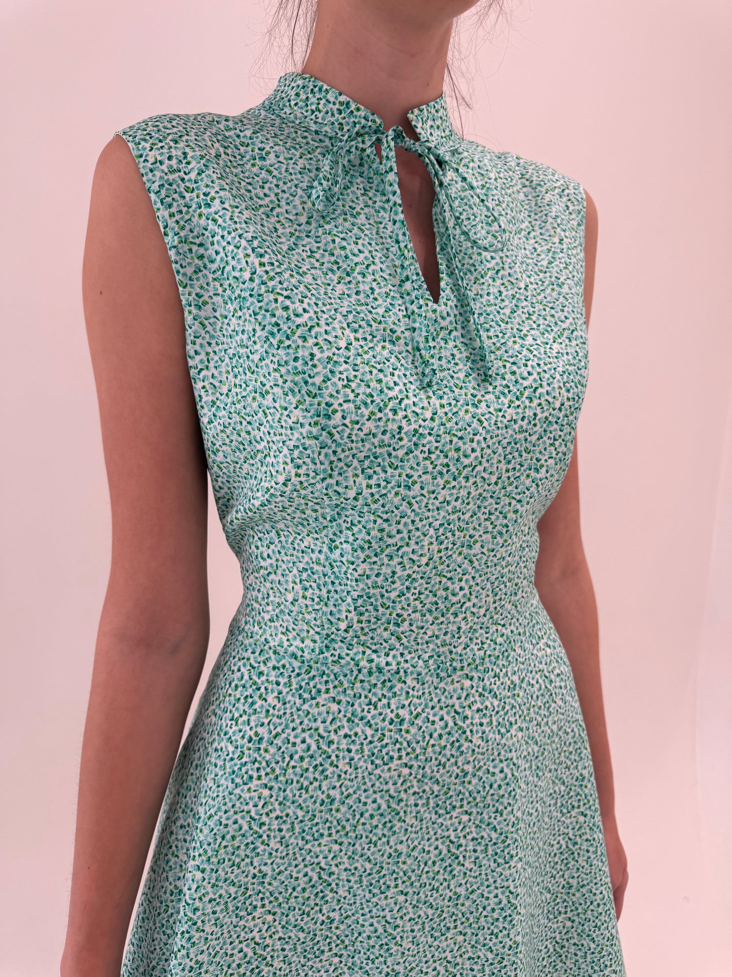 Rochie vintage în croi de ani 50 cu print delicat în nuanțe de verde