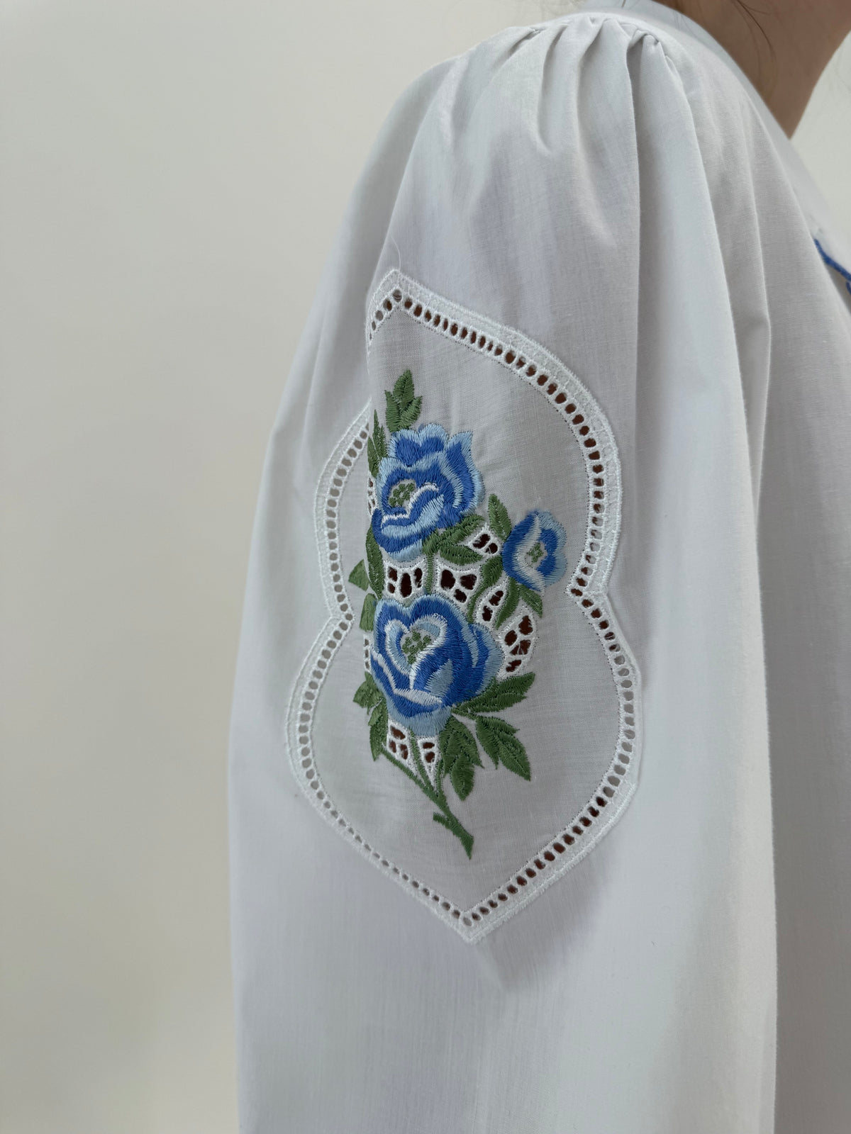 Cămașa vintage cu broderie superbă albastru regal și mâneci ușor bufante