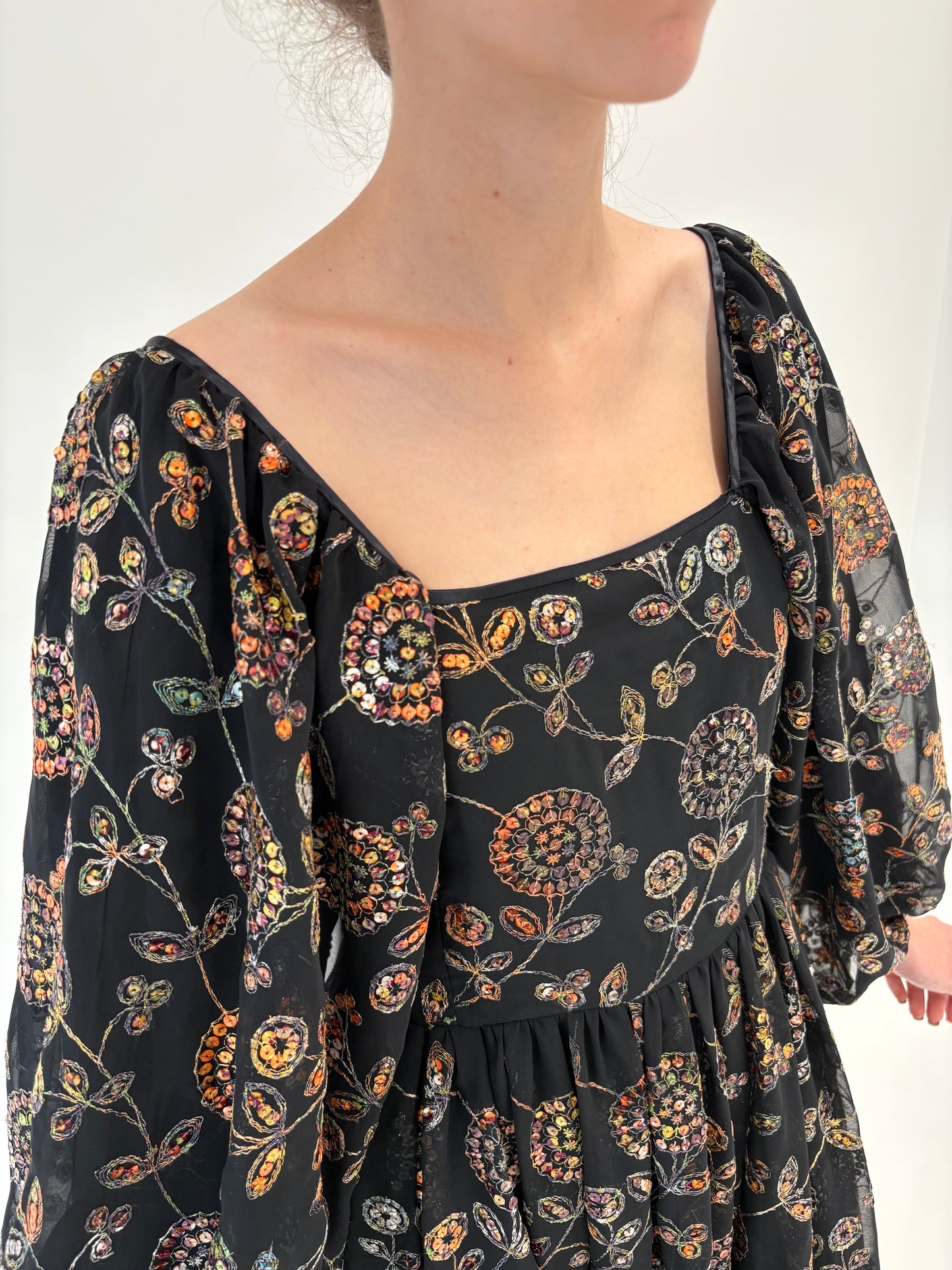 LBD maxi tall in stil boho cu aplicații manuale delicate și broderie