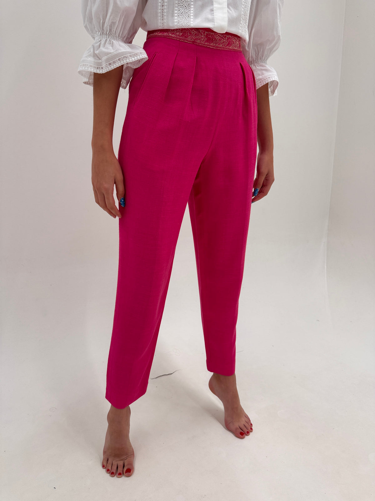Pantaloni din pânză fină cu talie ultra marcată extrem de înaltă fucsia și solduri generoase