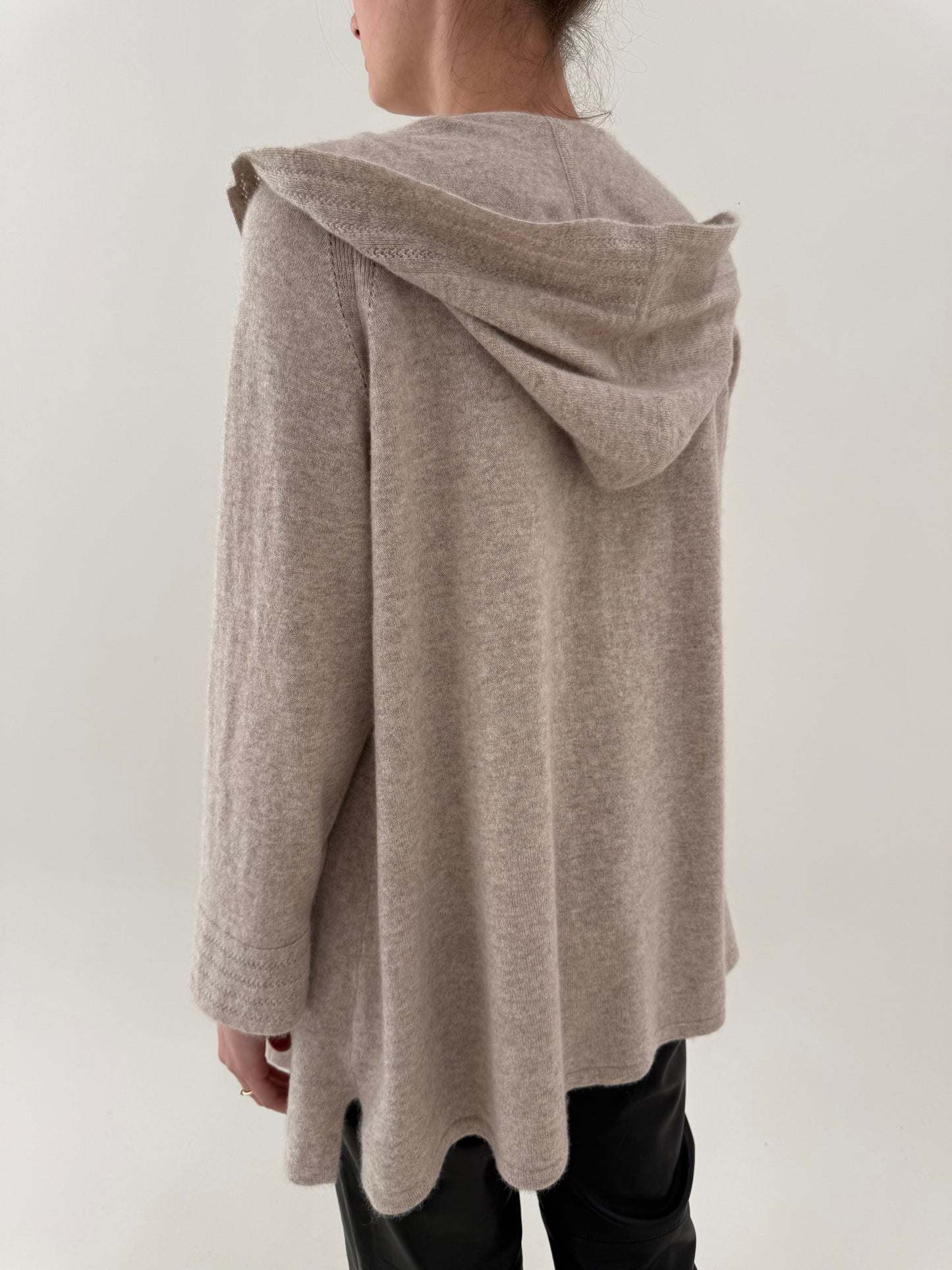 Cardigan nude cu glugă din cașmir în croi lung cu mânecă reglabilă din manșetă