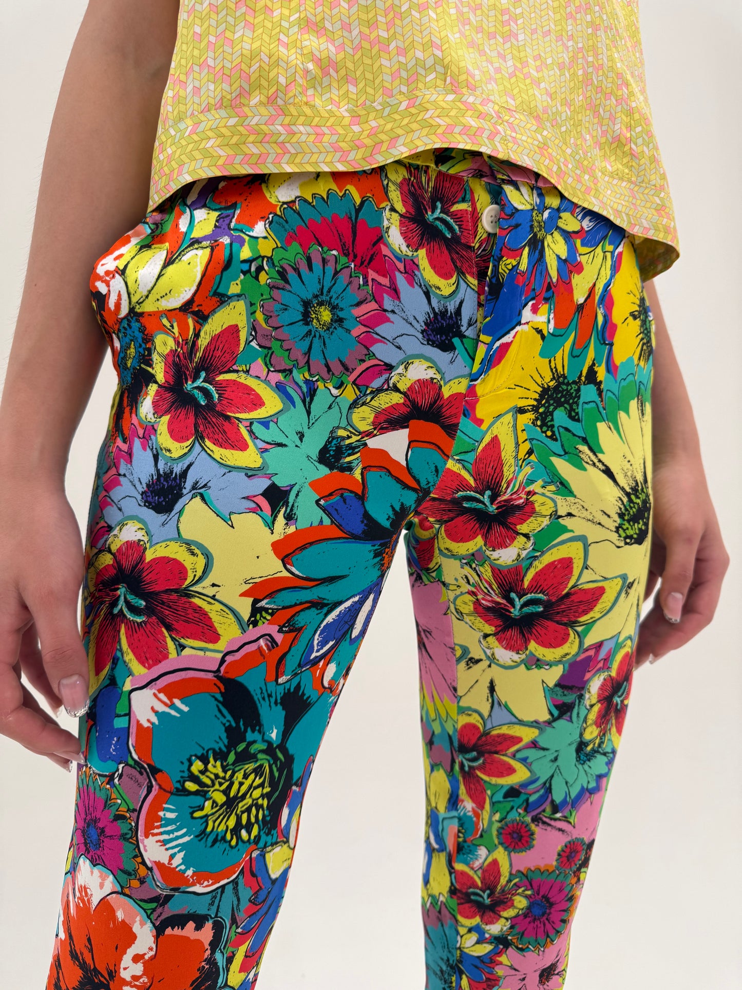 Pantaloni petite Roberto Cavalli din mătase naturală în croi clasic cu influențe casual