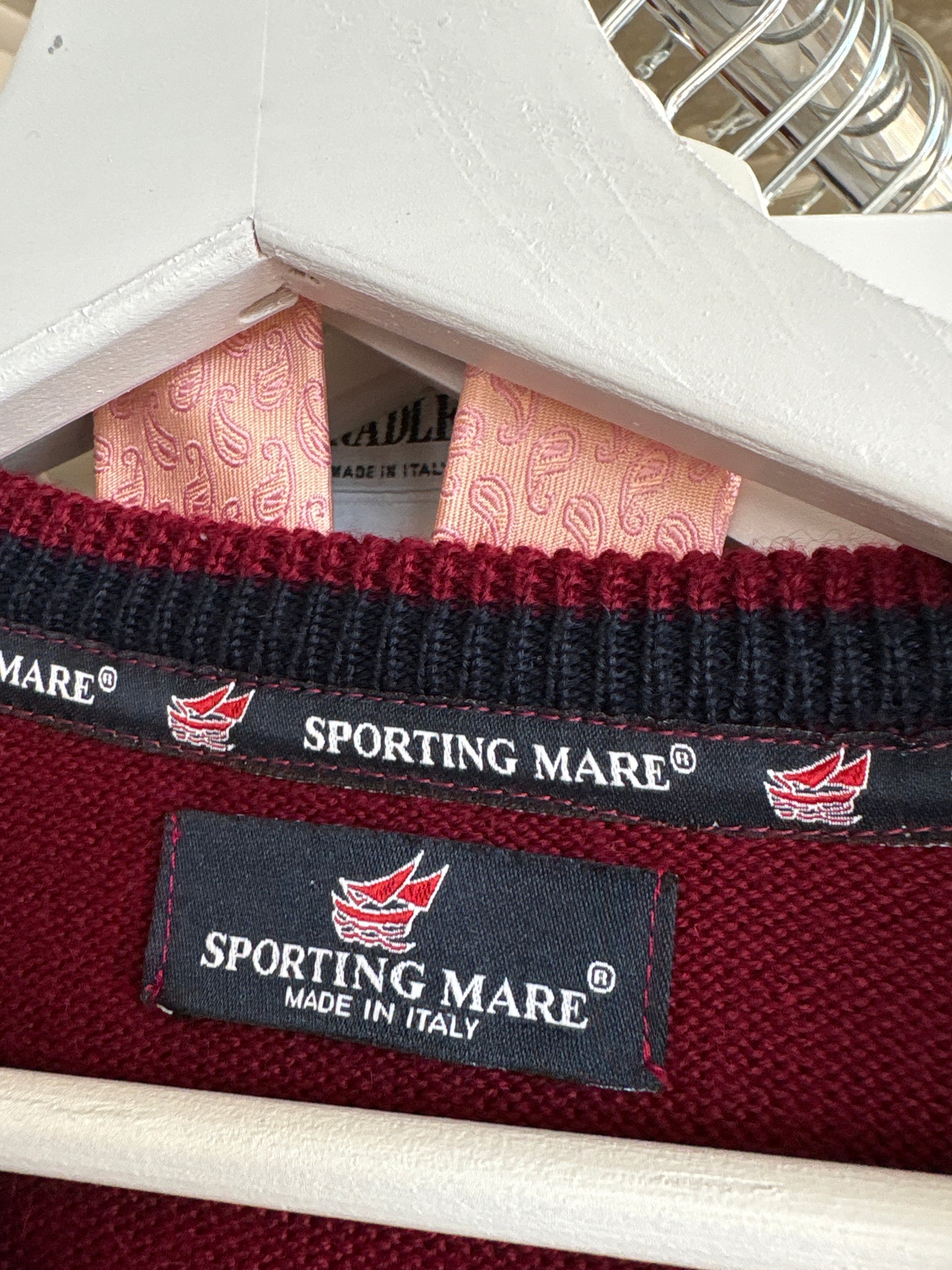 Pulover burgundy în anchior și croi lejer din lana extrafina de gramaj mare