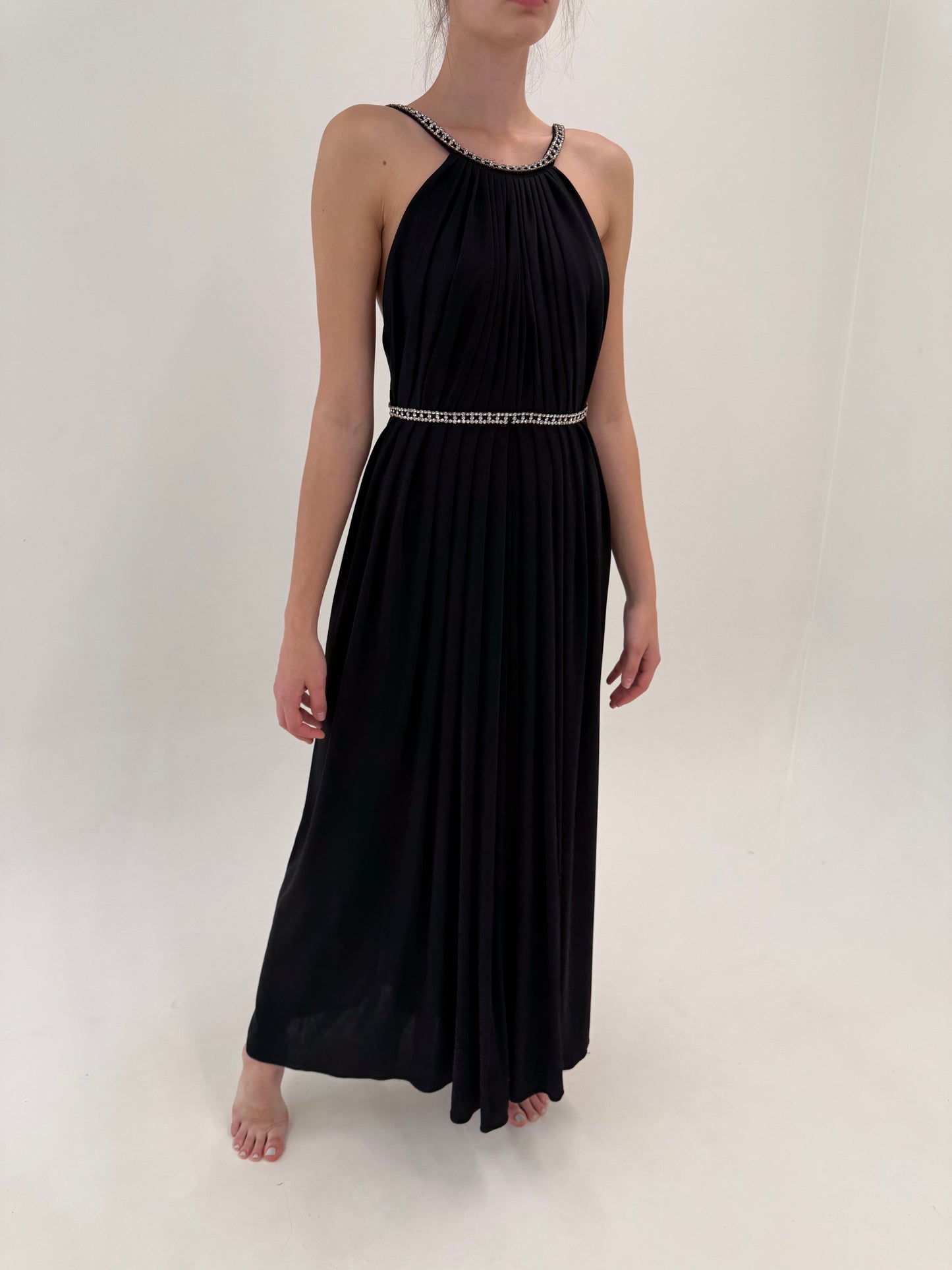 LBD vintage cu spate decupat și aplicații cu cristale în stil Old Hollywood atemporal