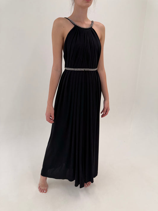 LBD vintage cu spate decupat și aplicații cu cristale în stil Old Hollywood atemporal