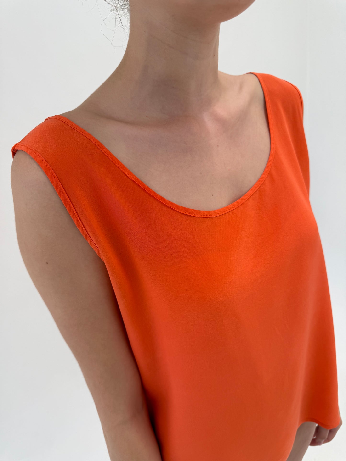 Top electric orange din mătase naturală în croi minimalist