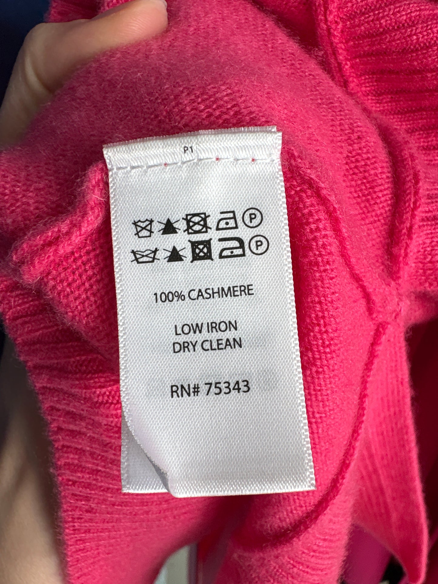 Puloveras fucsia din cașmir  în croi lejer și mânecă 3/4