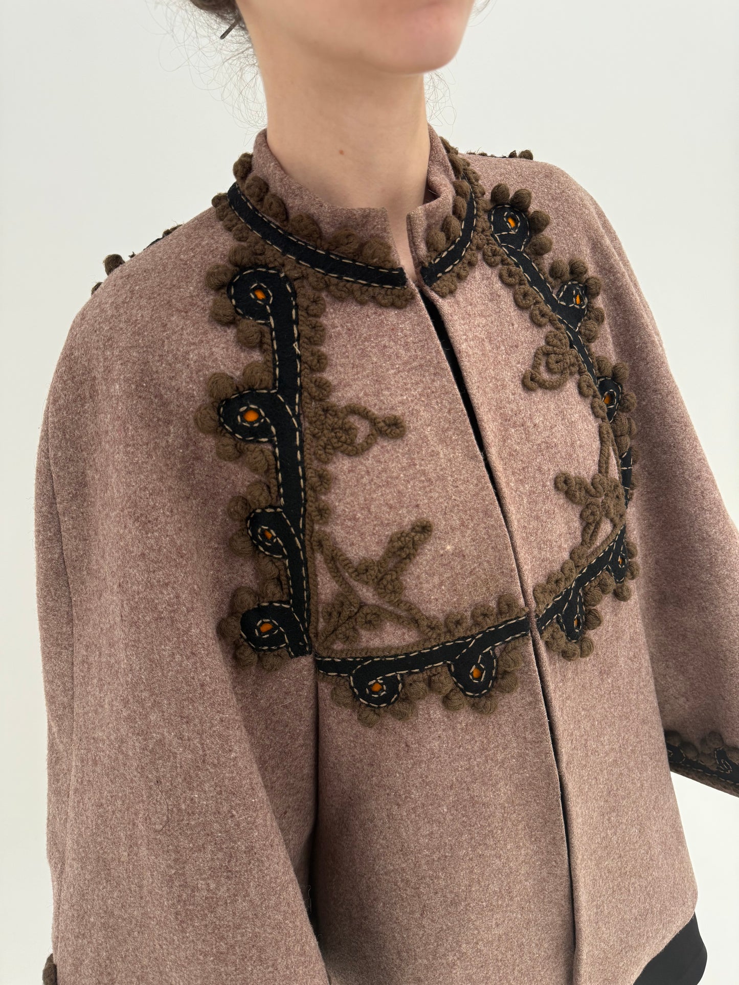 Palton tip capa din lana structurată taupe brown cu broderie manuală 3D