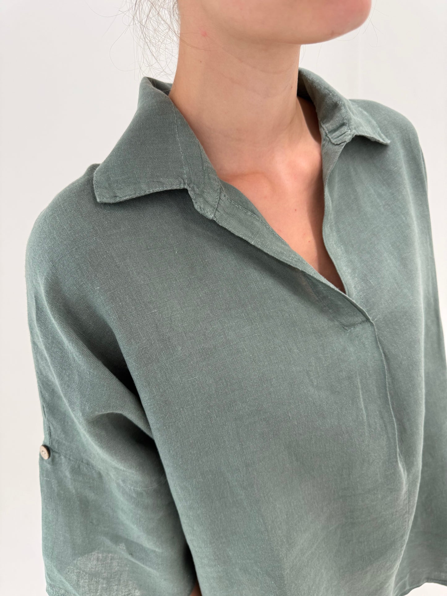 Tunica muted Sage green ch mânecă reglabilă în croi minimalist din in