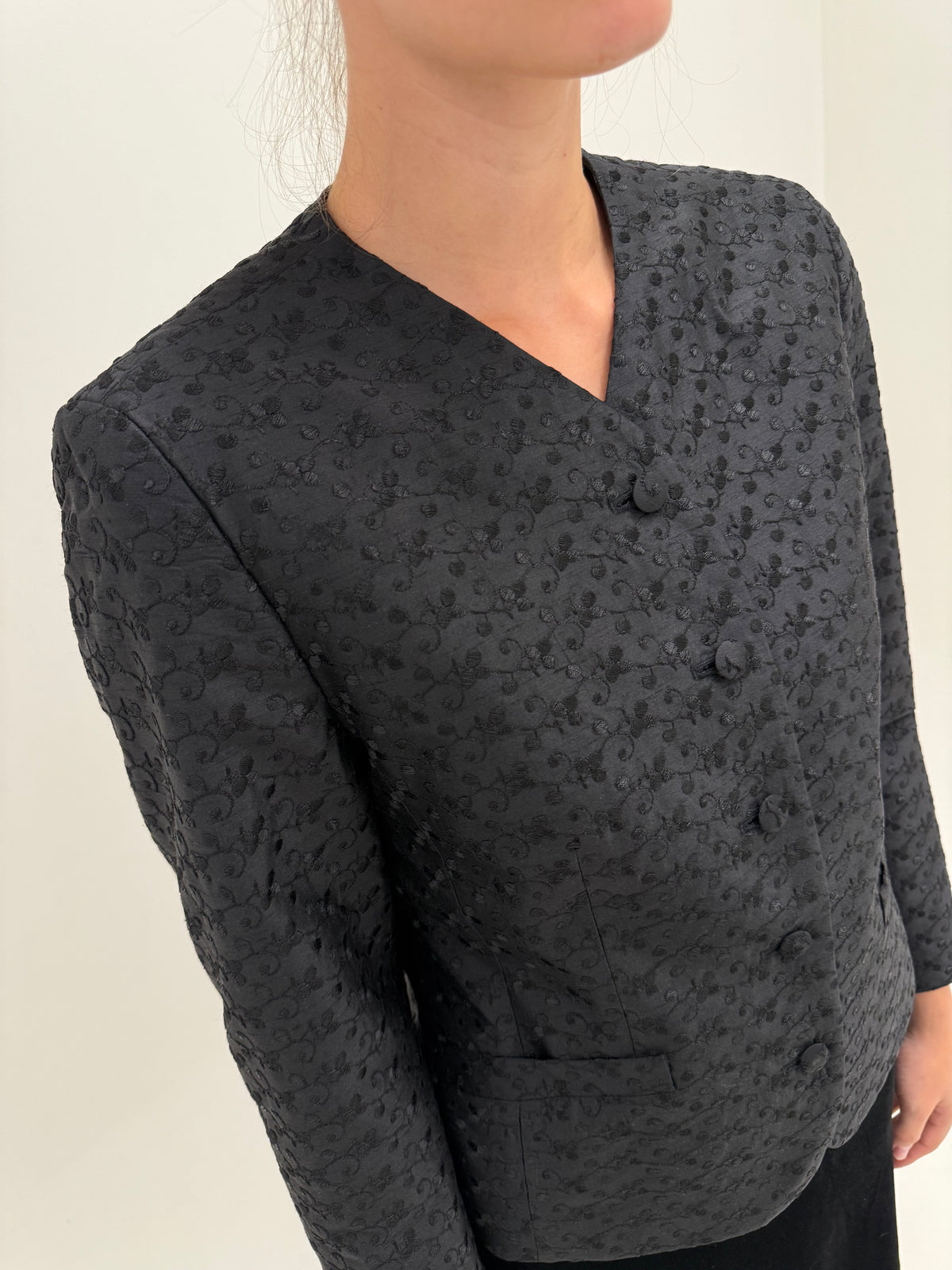 Sacou negru Elegance din stofă de mătase naturală neagră integral brodată