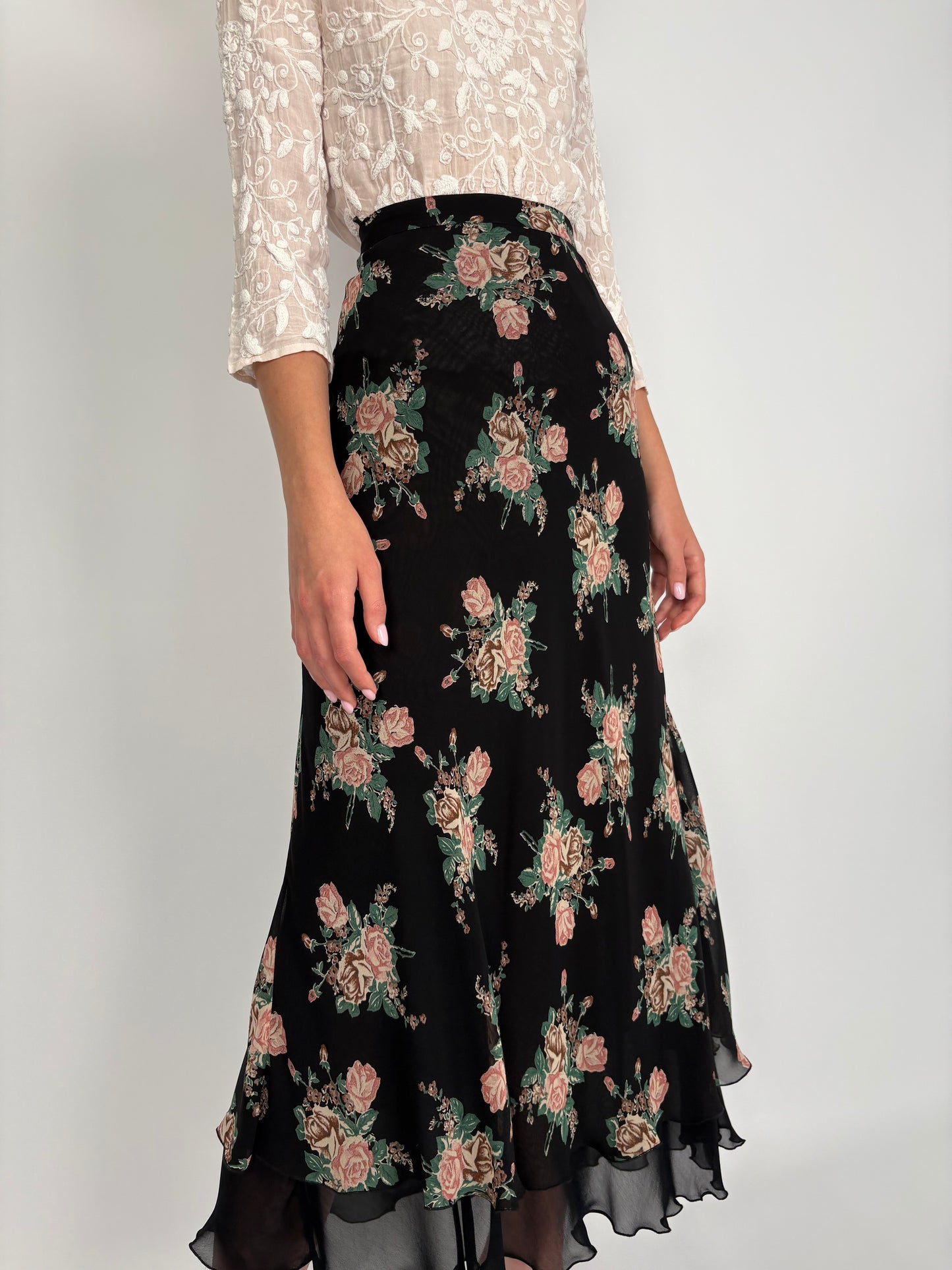 Fustă maxi neagră cu print floral superb powder pink