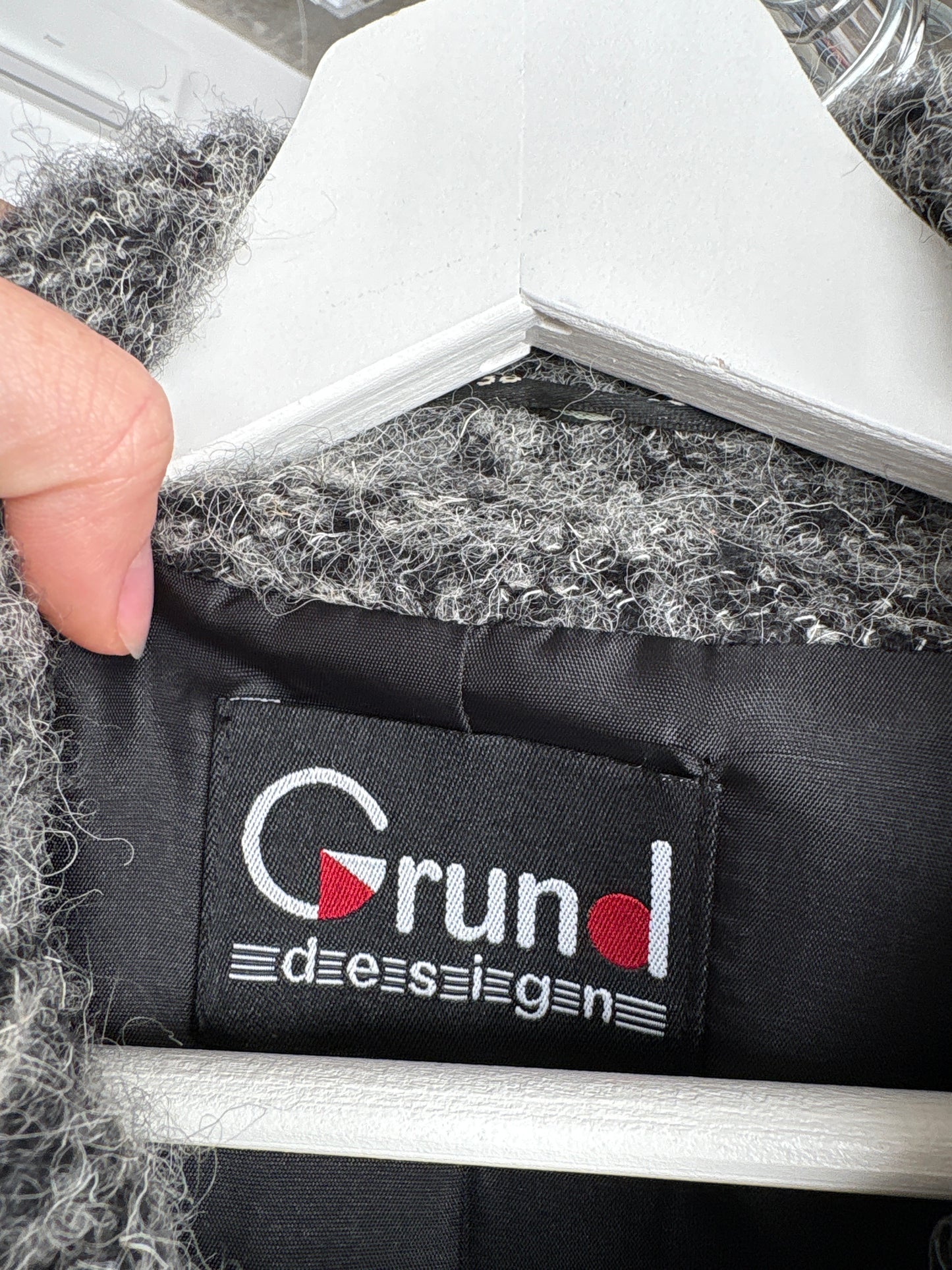 Jacheta din boucle de lana pufos în jumate de gri și croi actual