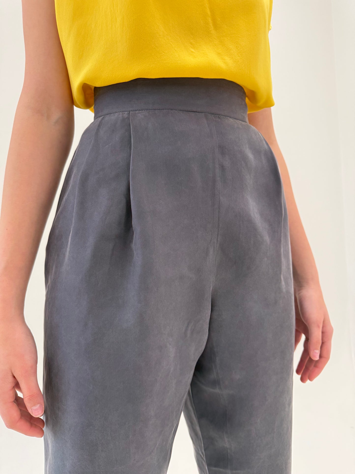 Pantaloni din mătase naturală steel gray cu talie ultra înaltă și pense