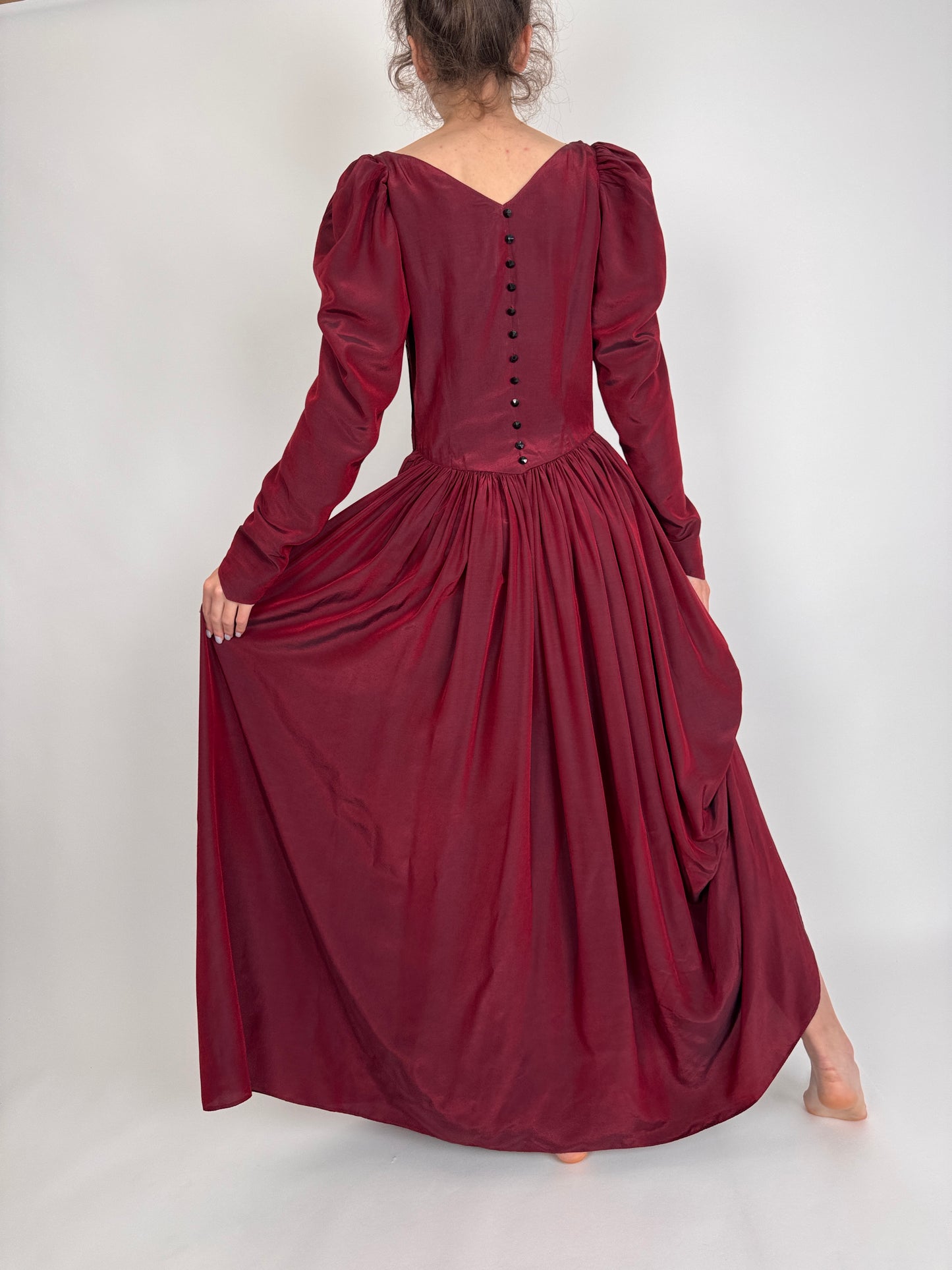 Rochie vintage maxi burgundy cu corsaj și mâneci bufante