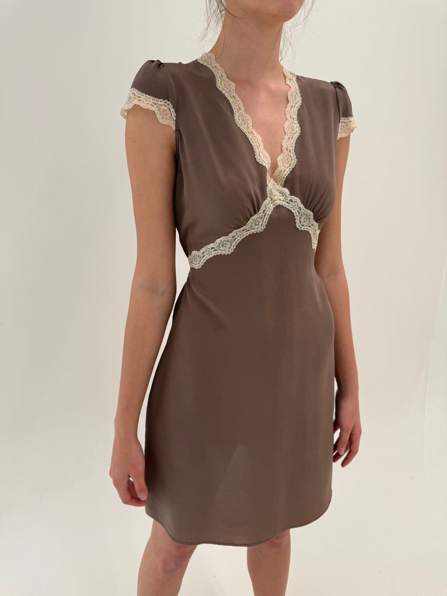 Rochie furou din mătase naturală cu dantelă chantily cu talie reglabilă
