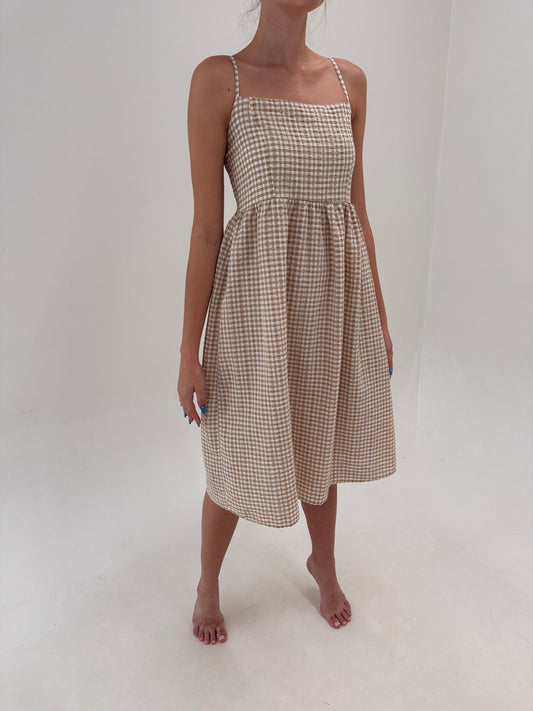 Rochie din pânză light nude în carouri camel cu bust elatic la spate și fusta amplă