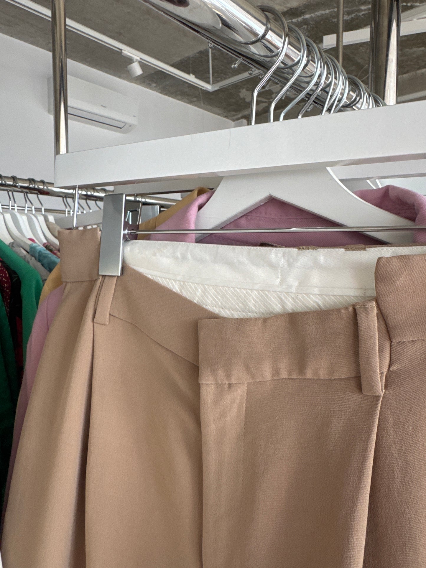 Pantaloni tall camel in croi deosebit drept cu talie geometrizata
