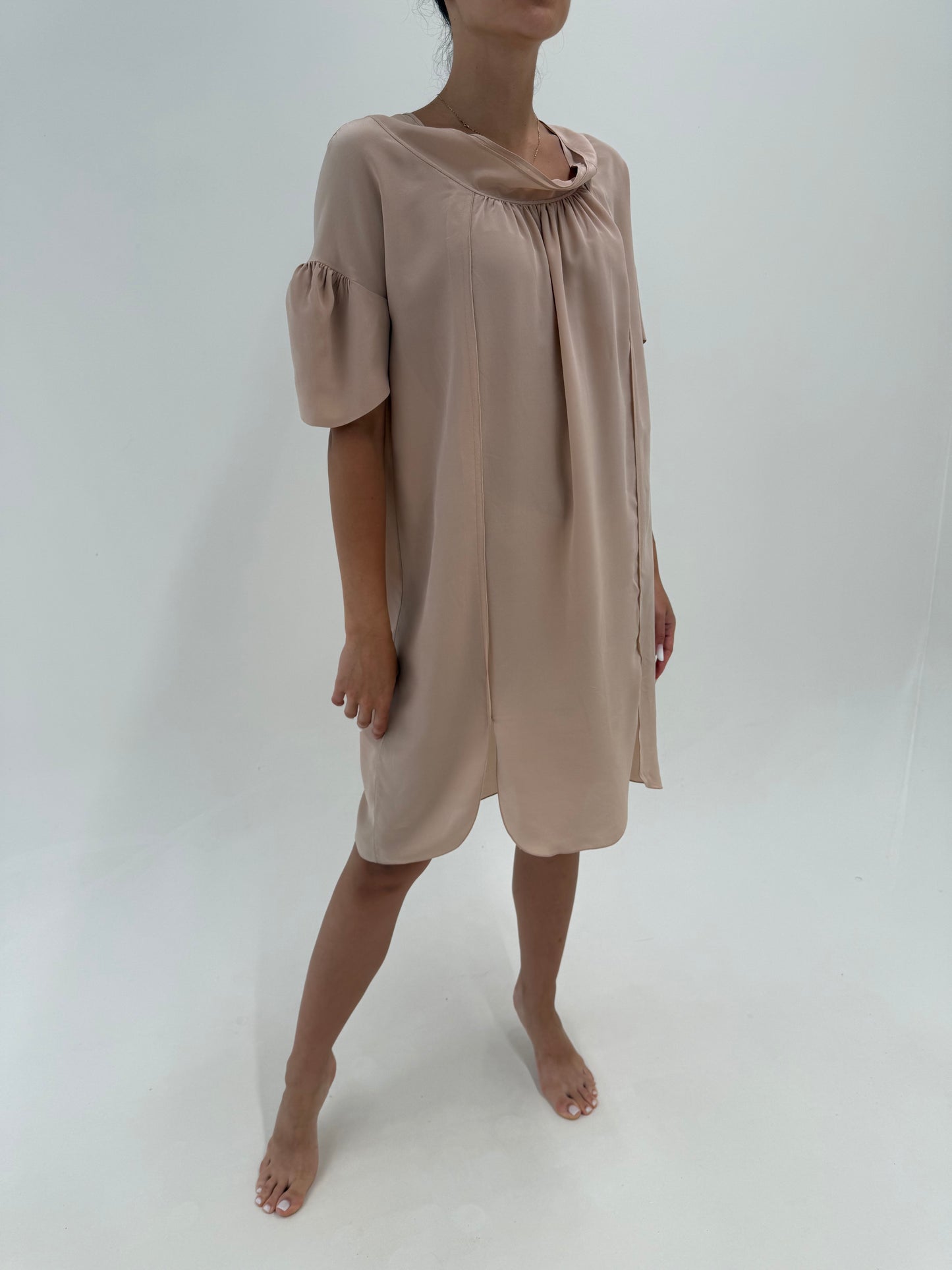 Rochie Miu Miu din mătase matuala nude în croi amplu drapat ultra confortabil