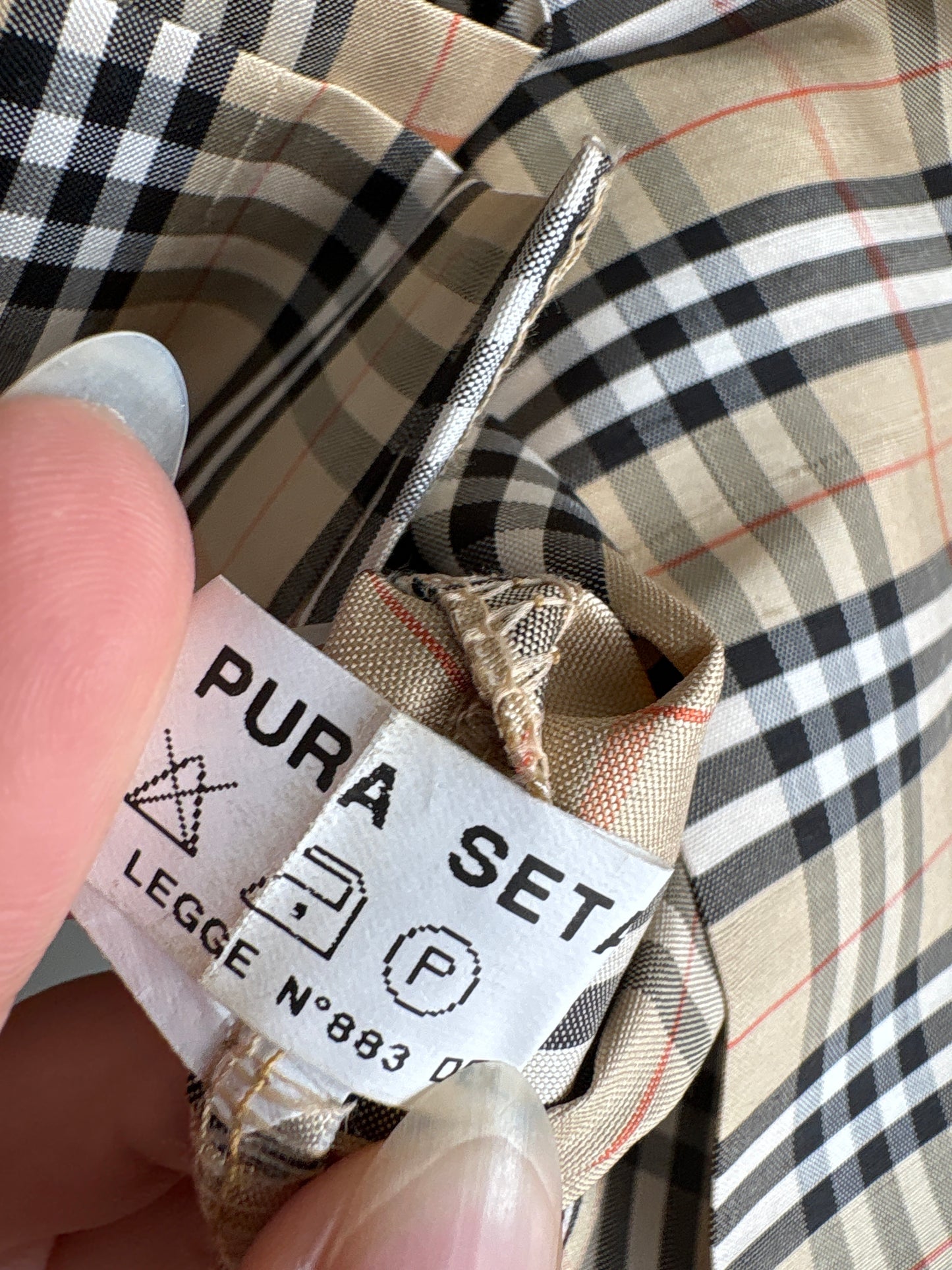 Cămașa cu print în stil Burberry ușor cambrata din mătase naturală ușor structurată