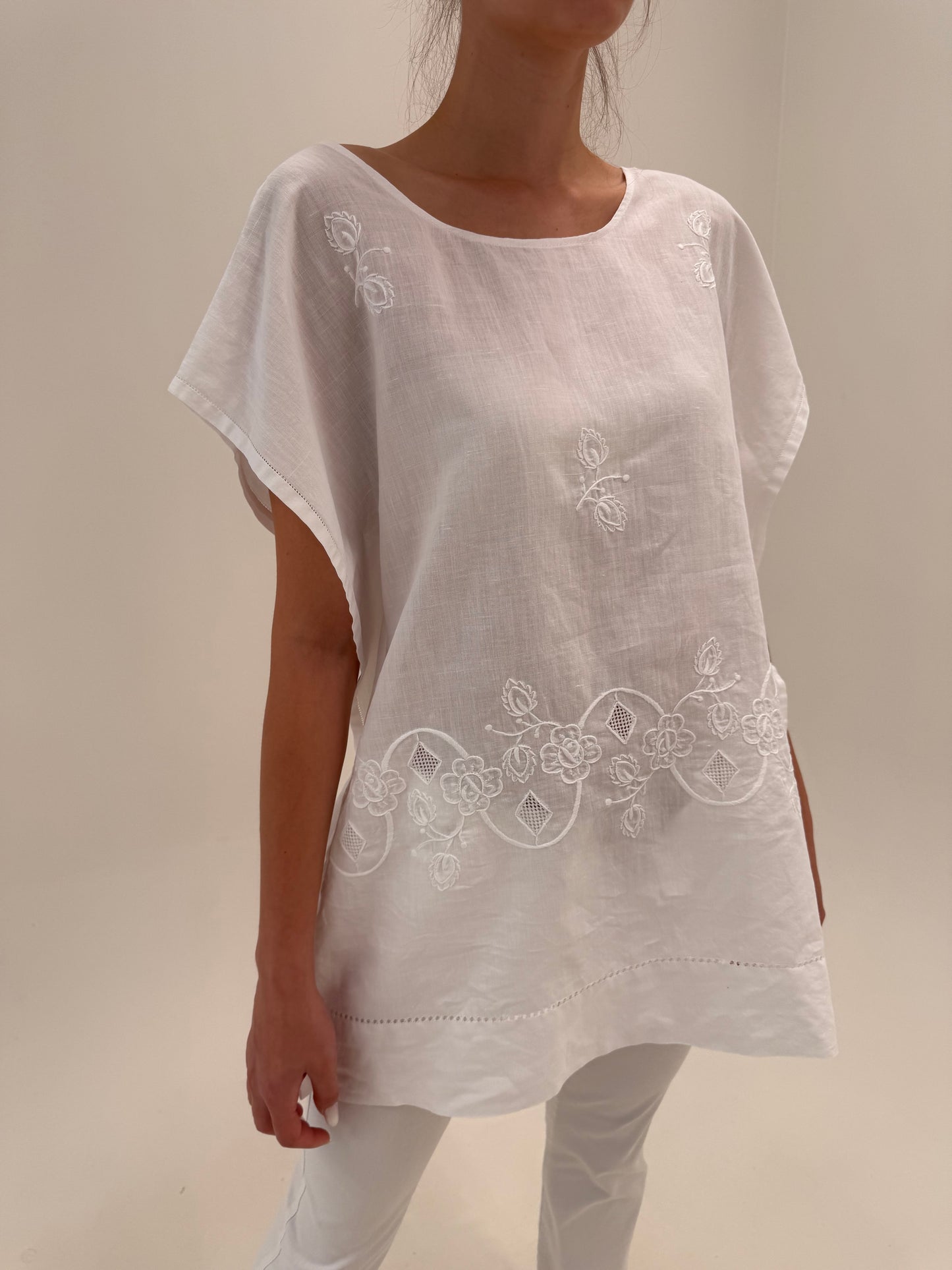 Rochie mini / tunica din in excepțional cu broderie manuală superbă față spate