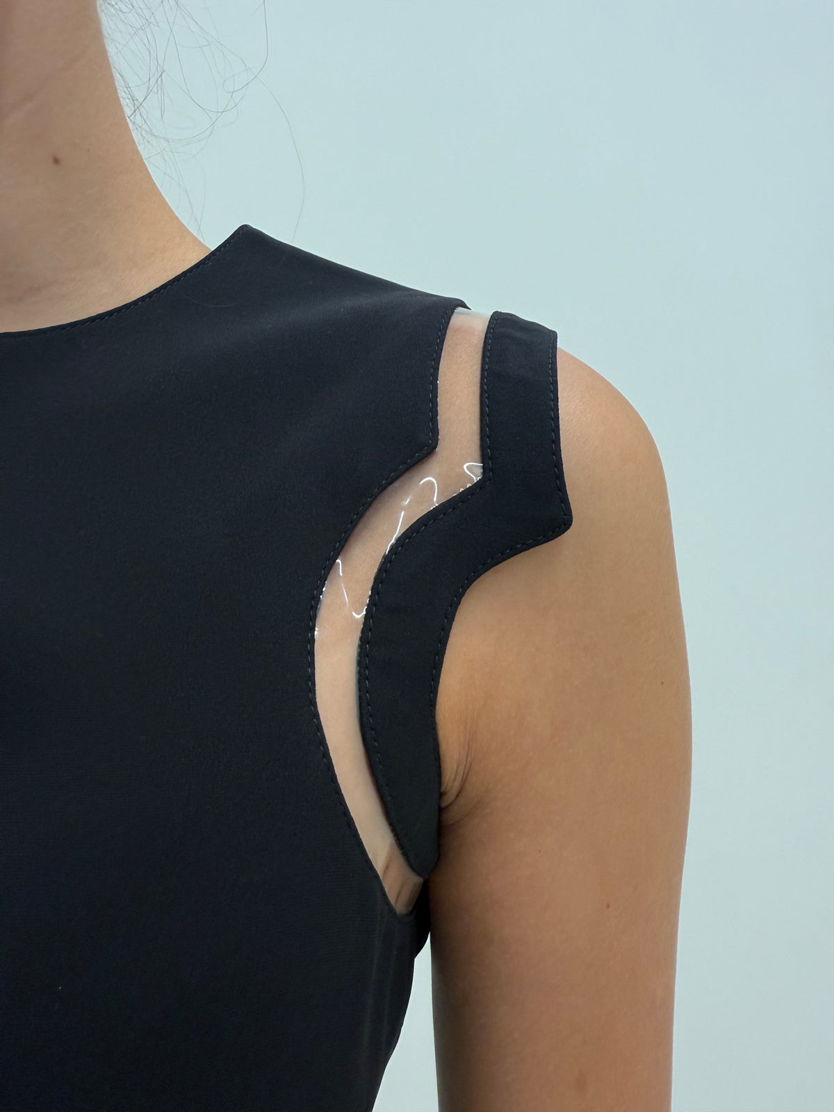 LBD Versace din stofă de mătase naturală cu interior mătase naturală și inserții transparente