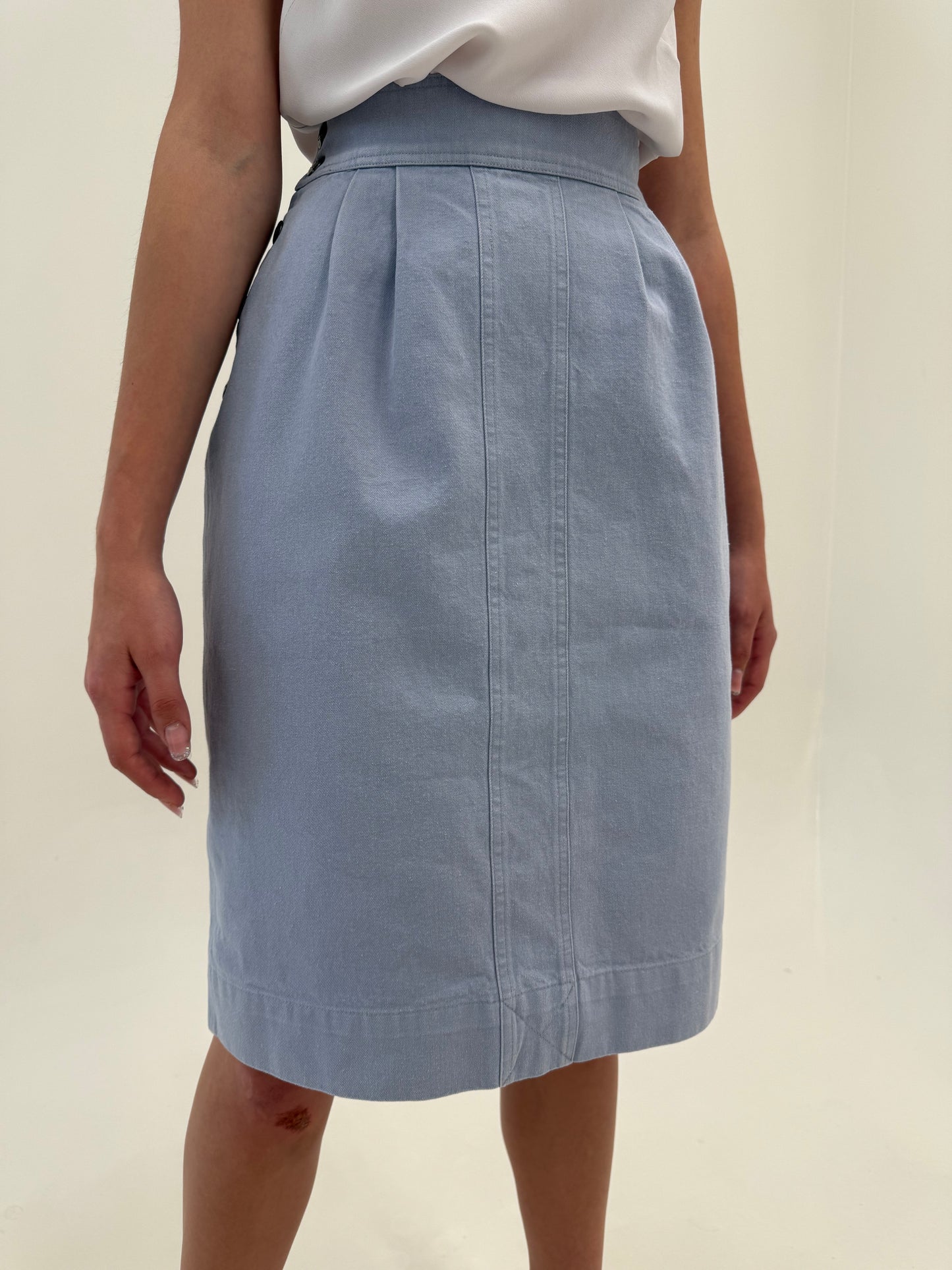 Fustă Fendi baby blue din jeans moale cu pense și talie ultra marcată înaltă