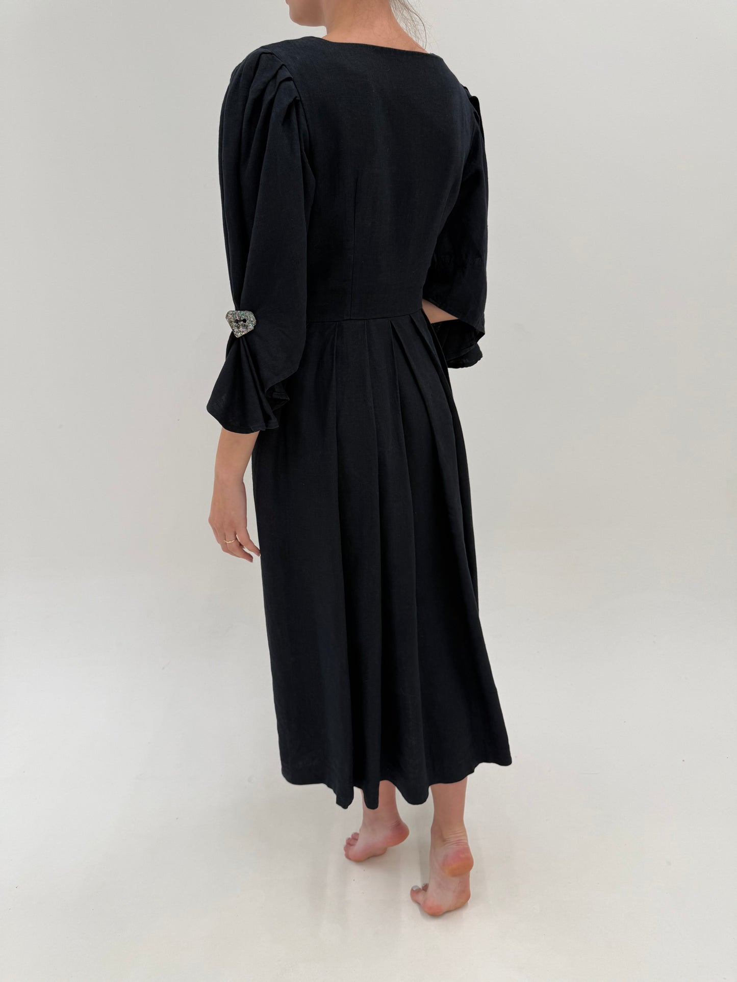Rochie vintage neagra maxi din pânză grea de in cu corsaj și buzunare
