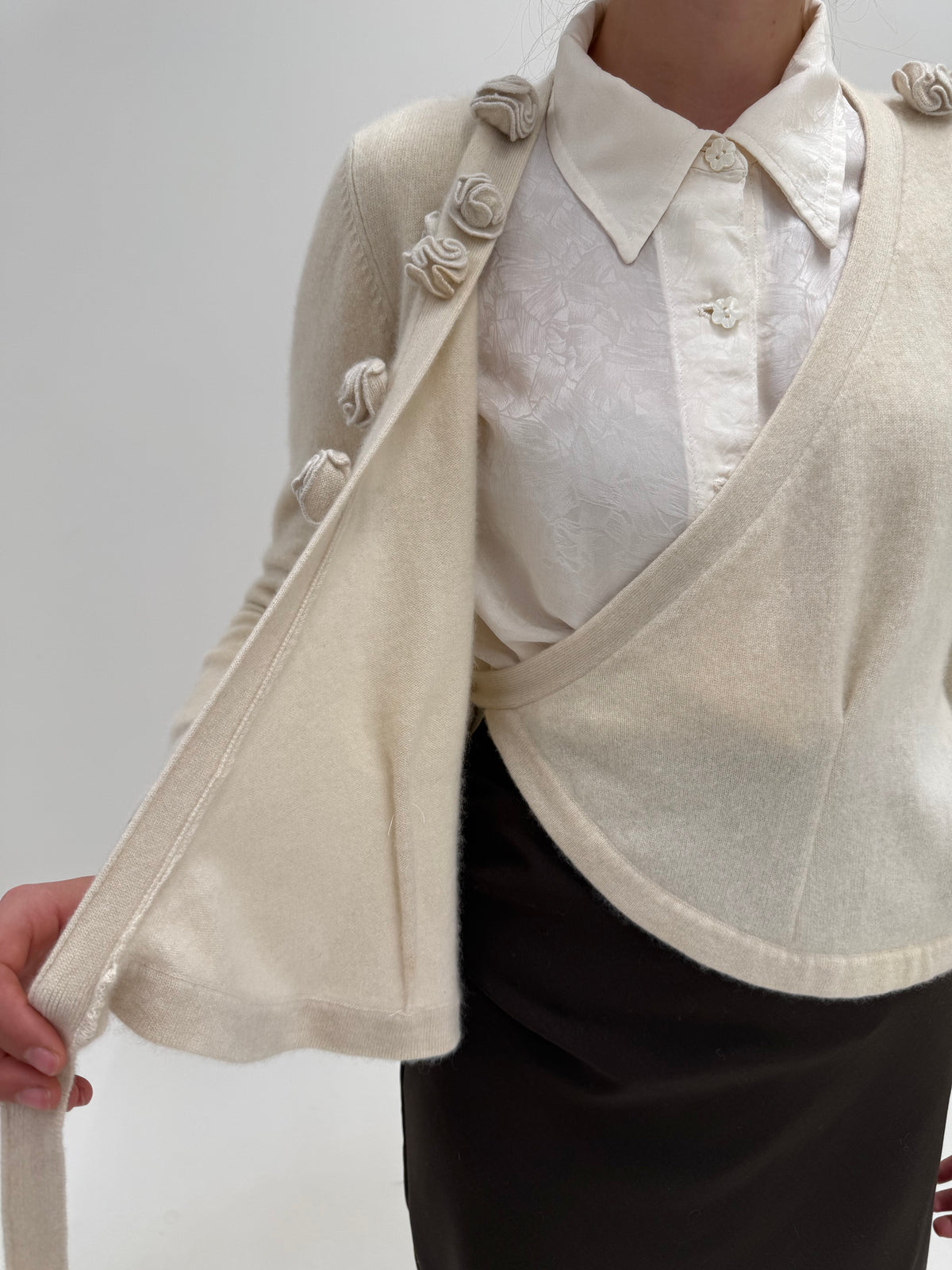 Cardigan din cașmir high end off white petrecut cu aplicații 3 D