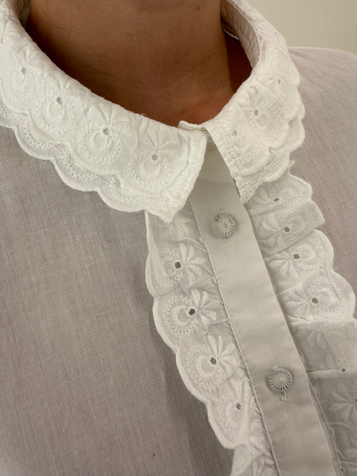 Cămașa vintage cu jabou, broderie anglaise și mâneci bufante