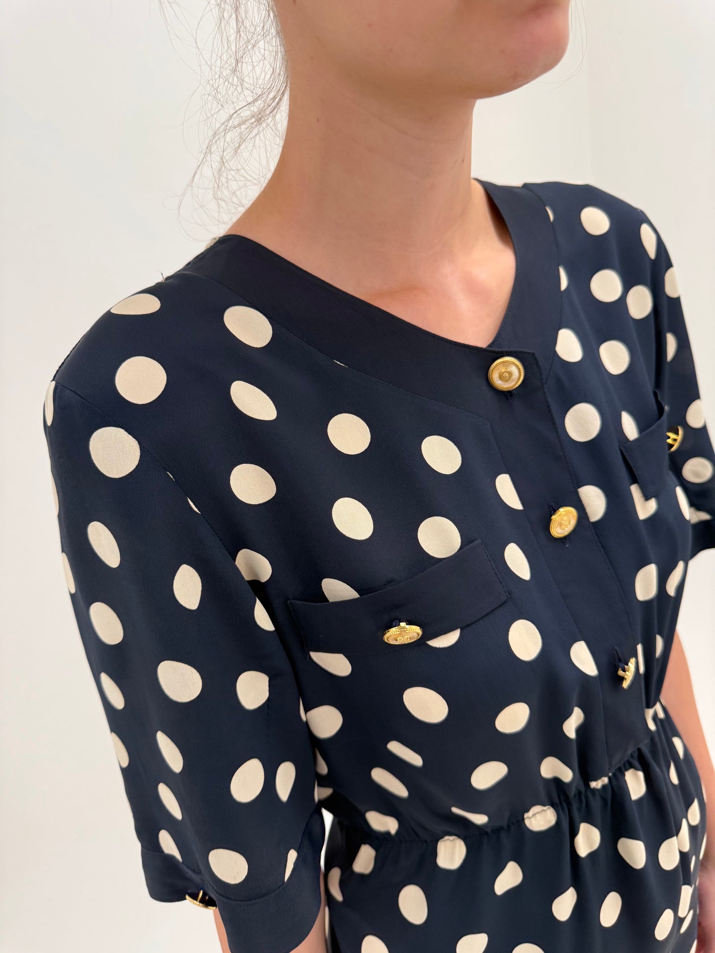 Rochie italiană de designer cu buline și nasturi metalici aurii din mătase naturală
