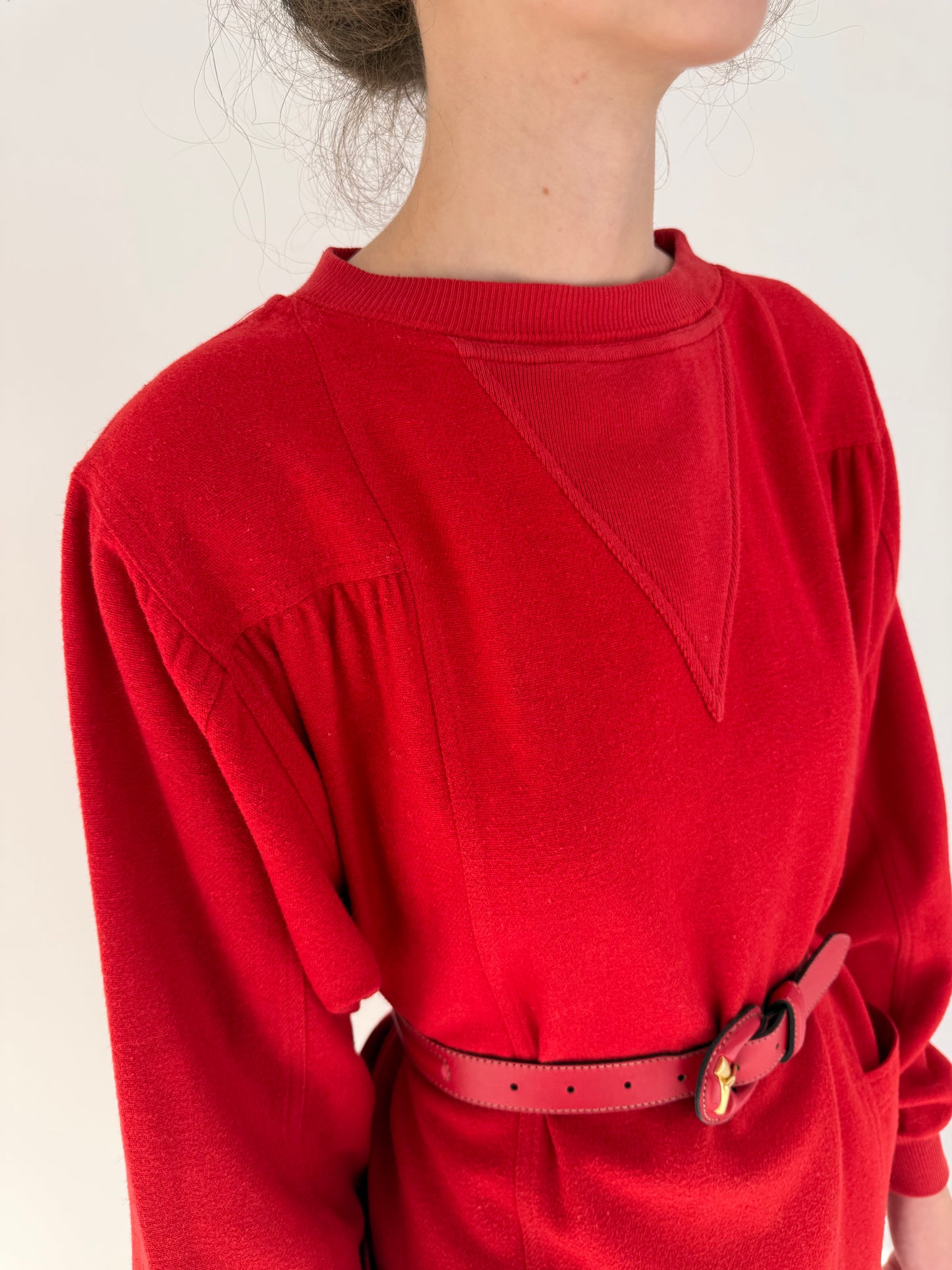 Rochie cherry red din lana extrafina cu buzunare și mânecă tip fluture