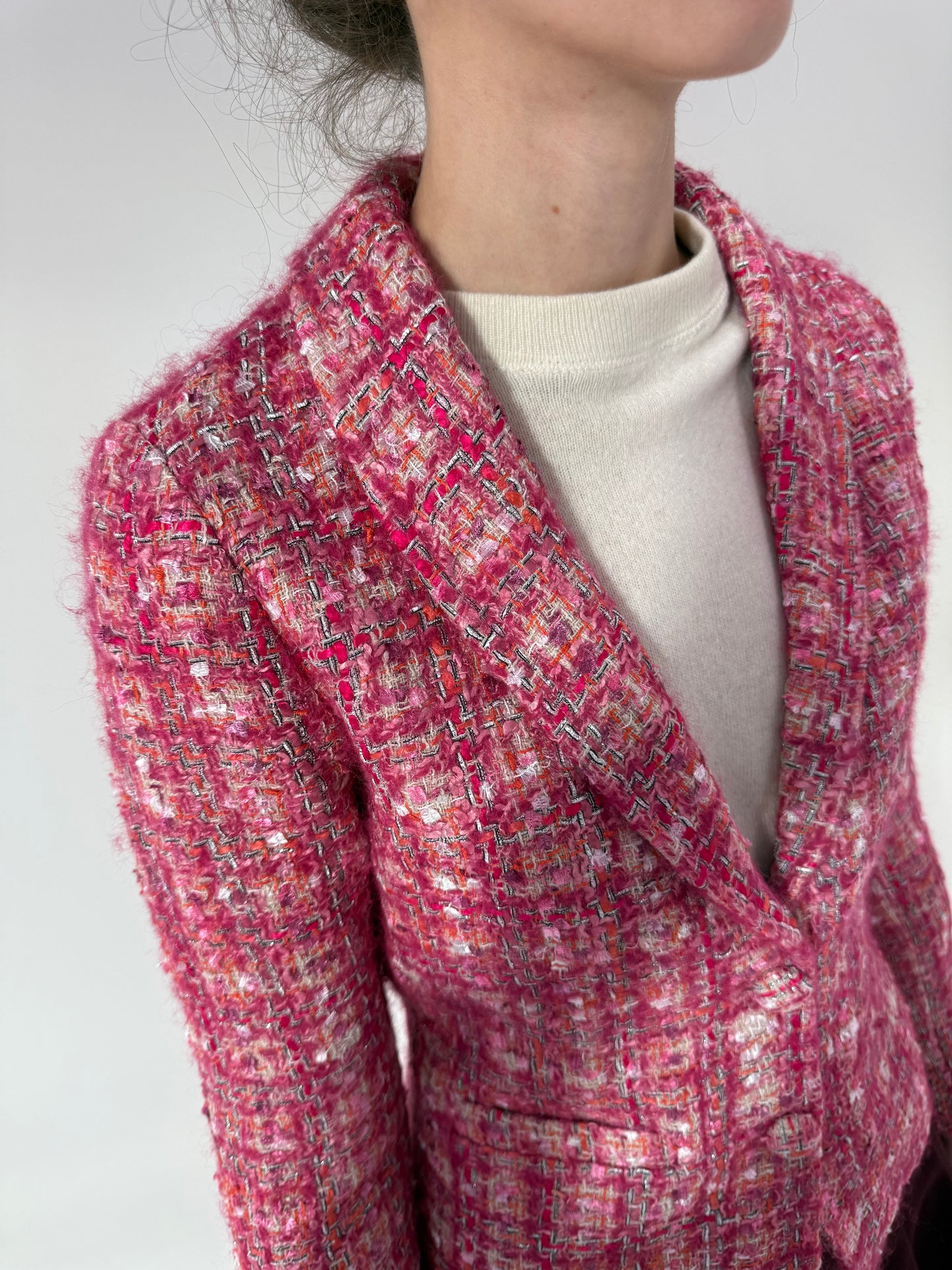 Sacou cambrat în stil Chanel din tweed bijuterie gros cu inserții prețioase