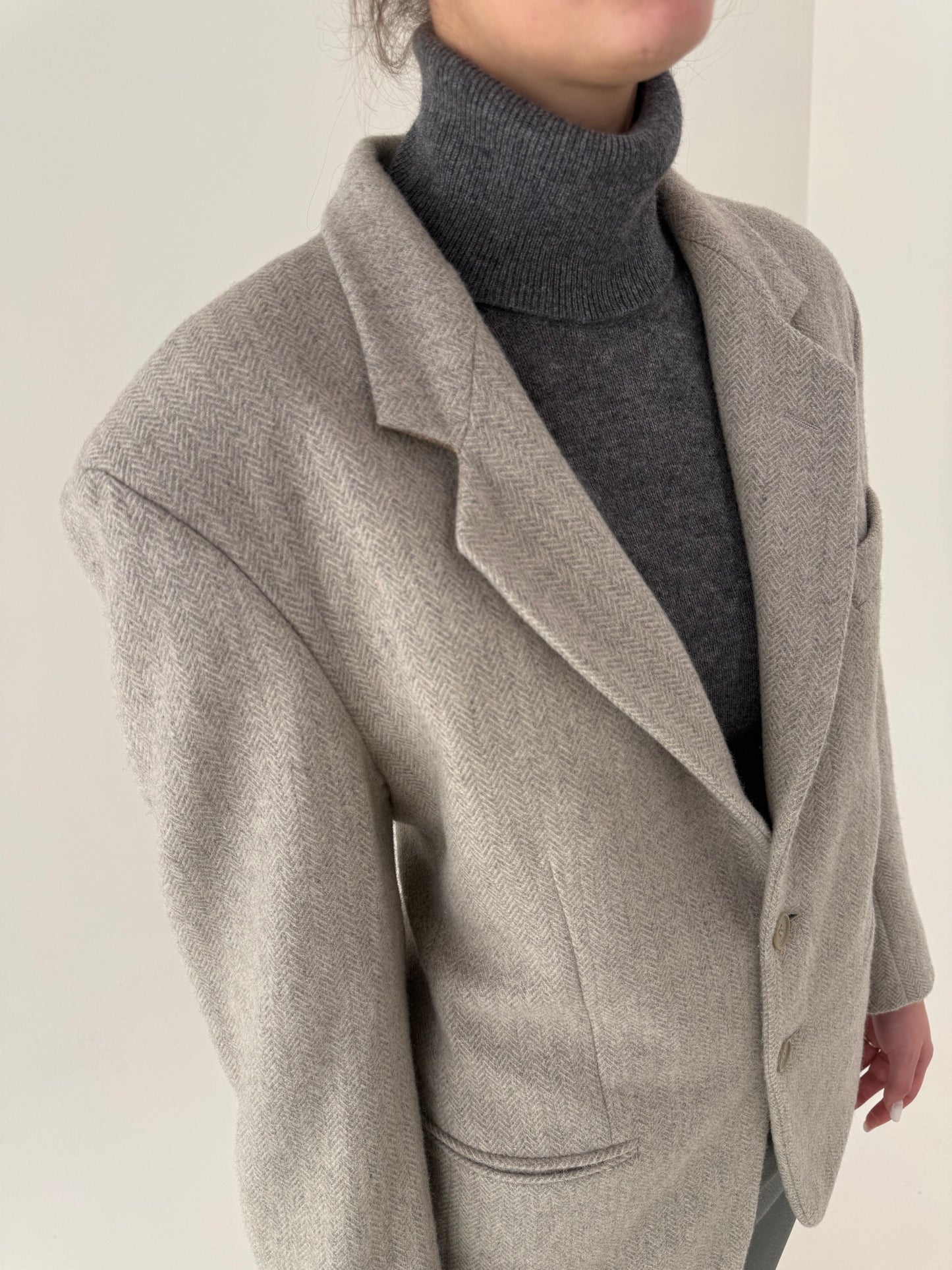 Sacou în croi actual light warm gray din lana în croi ușor cambrat lung