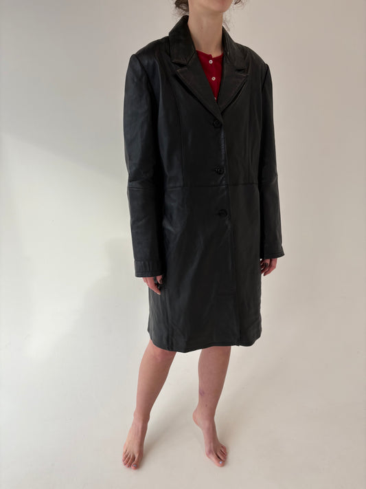 Trench tall negru în croi ușor cambrat din piele naturală moale
