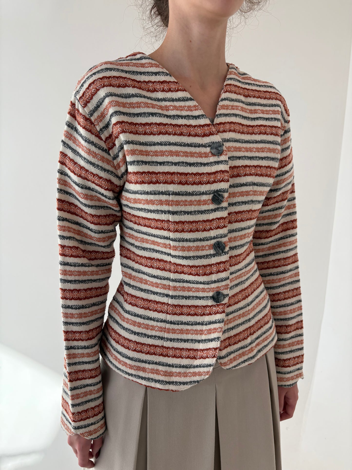 Sacou cambrat butter nude cu dungi din stofă plină de lana texturată ca o pânză