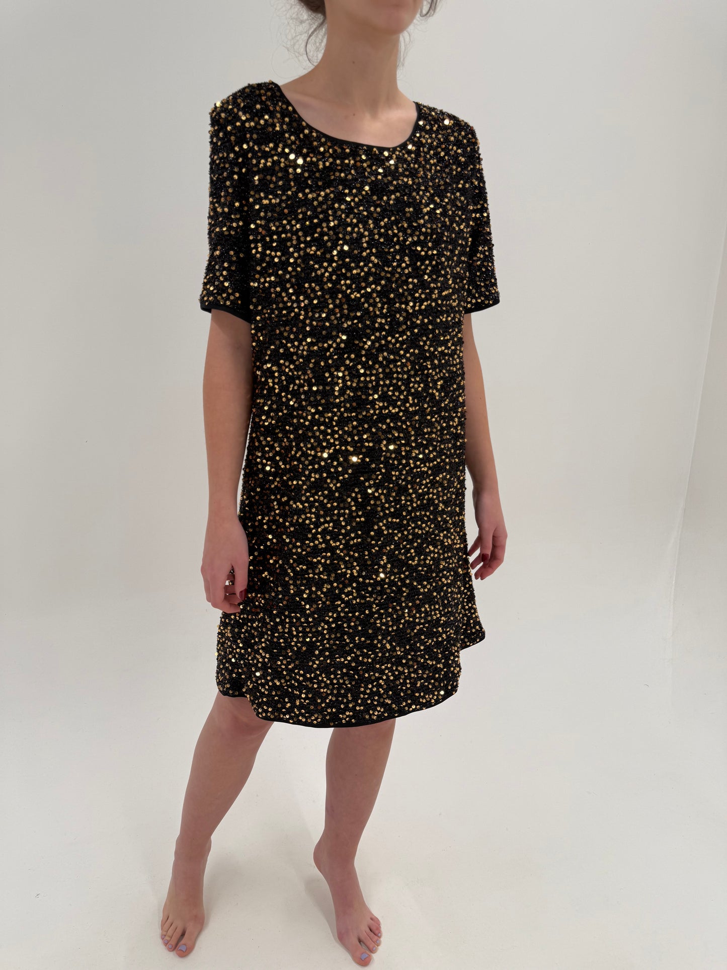 LBD de seară confort cu paiete aurii în croi lejer